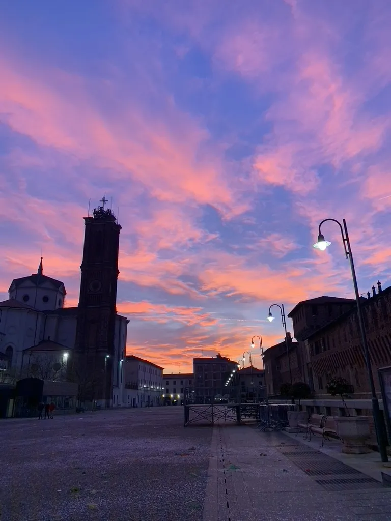 Photo showing: Foto della Piazza del Castello Sforzesco di Galliate al tramonto