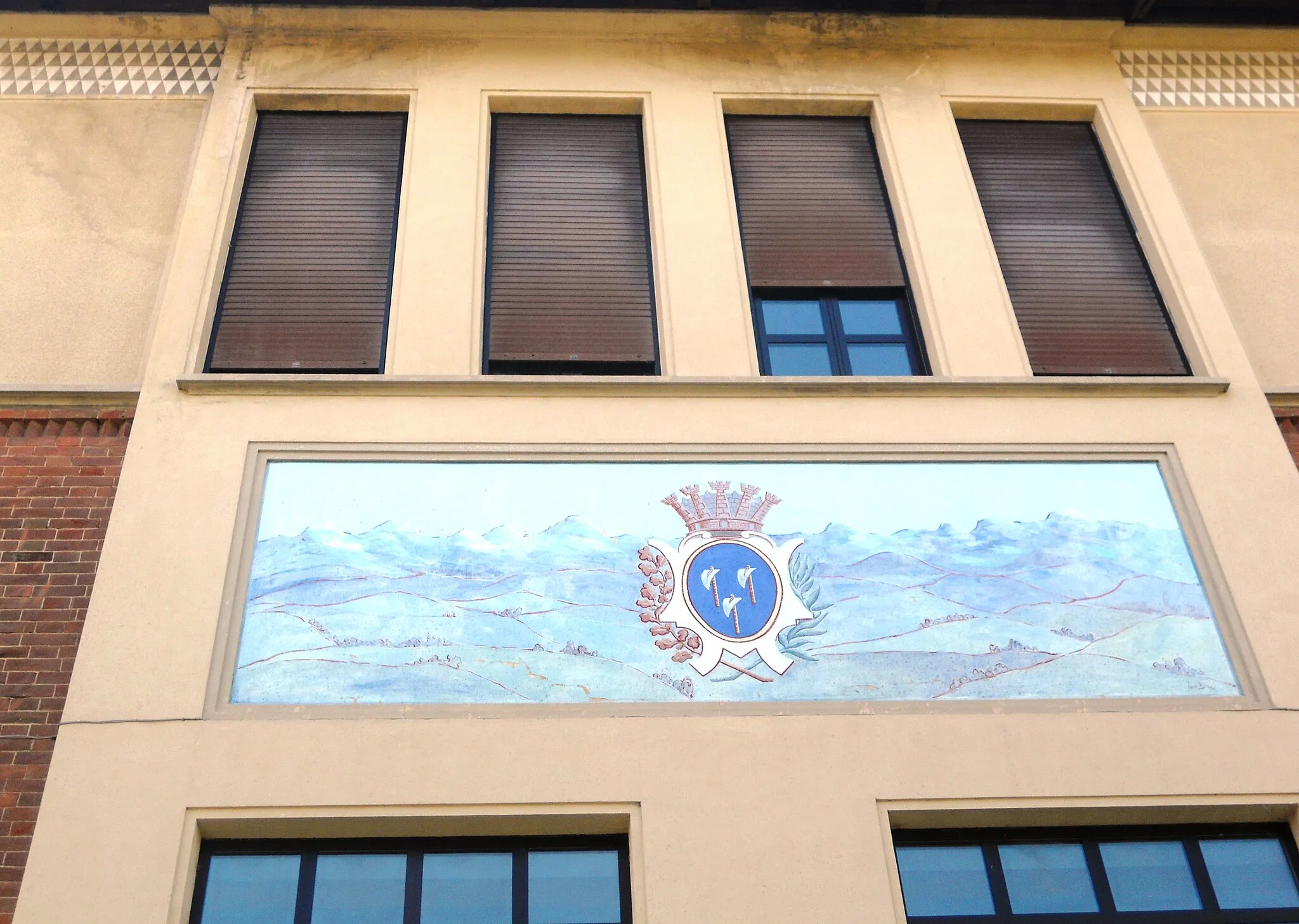 Photo showing: Simbolo tradizionale del Comune su un muro della Scuola Elementare