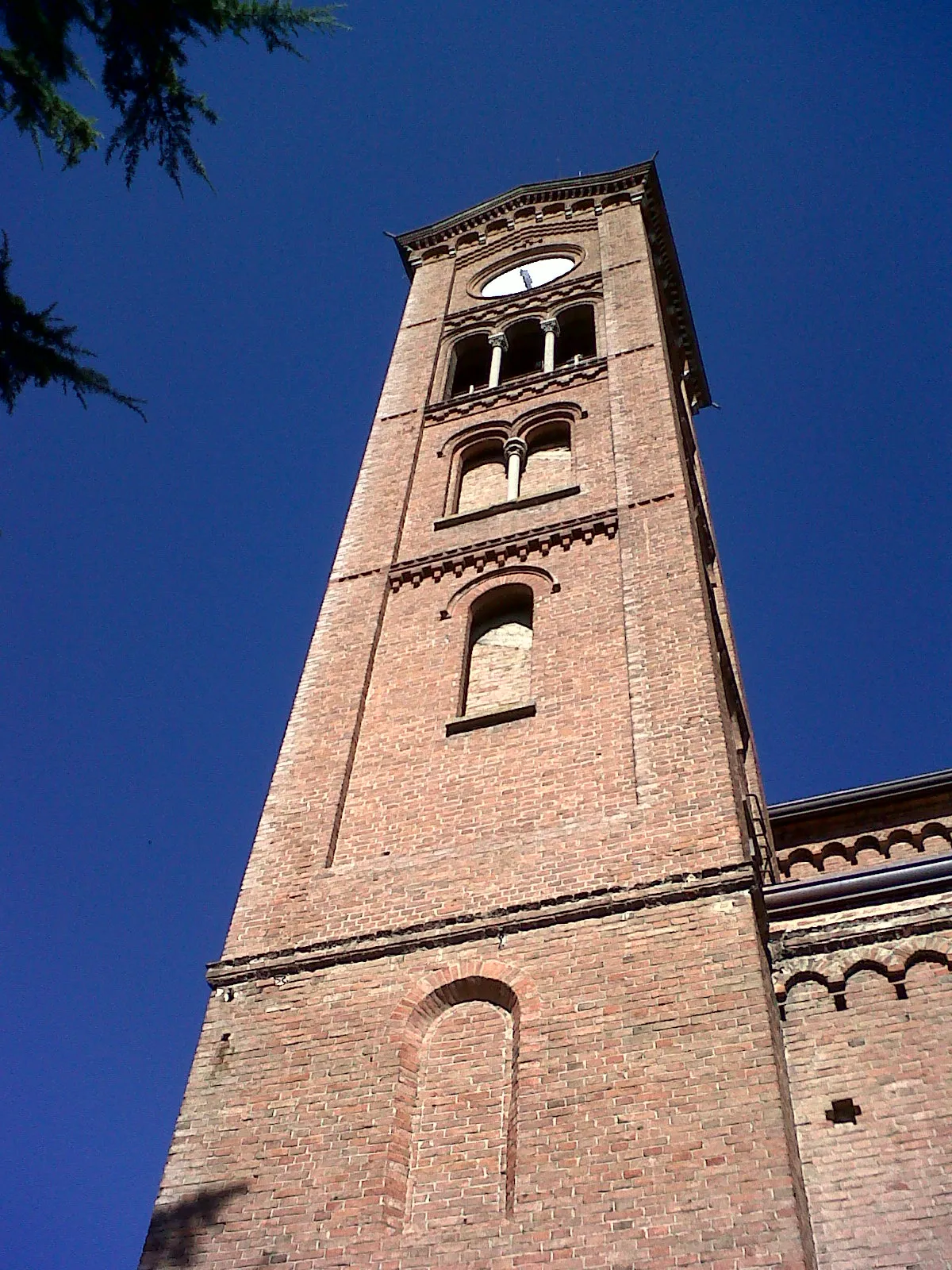 Photo showing: Il campanile della chiesa di San Pietro a Villa, frazione di Isola d’Asti (AT), Italia.