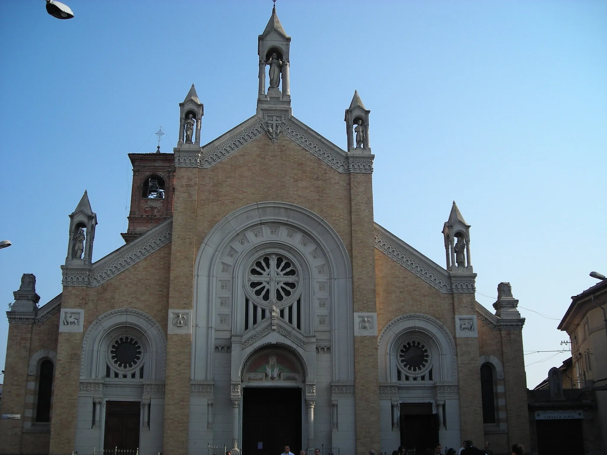 Photo showing: The frontage of the Parish of Leini (Turin), Saints Peter and Paul.