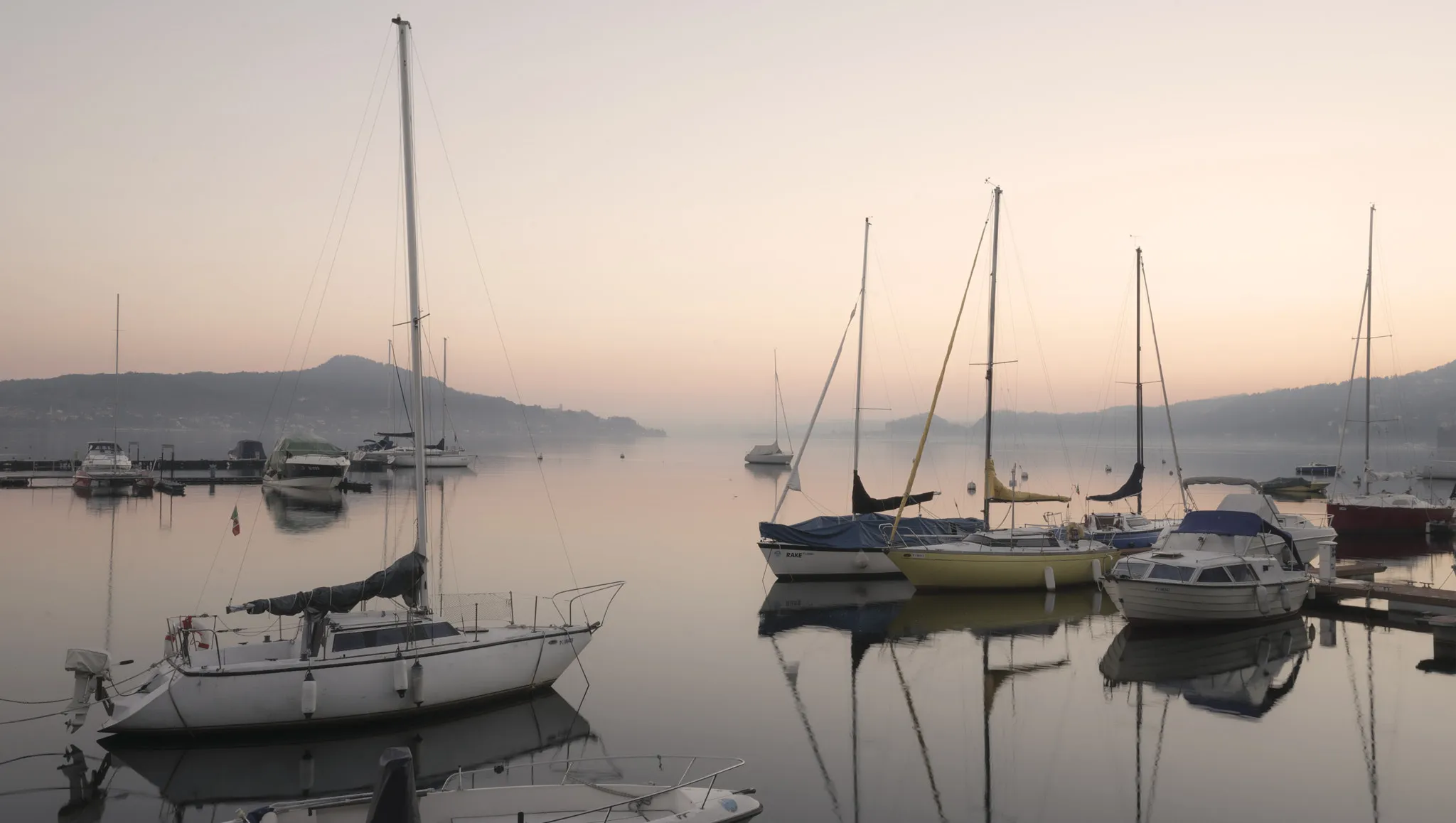 Photo showing: 500px provided description: I took this picture in Italy [#Water ,#Lake ,#Sky ,#Boat ,#Boats ,#Port ,#Lesa]