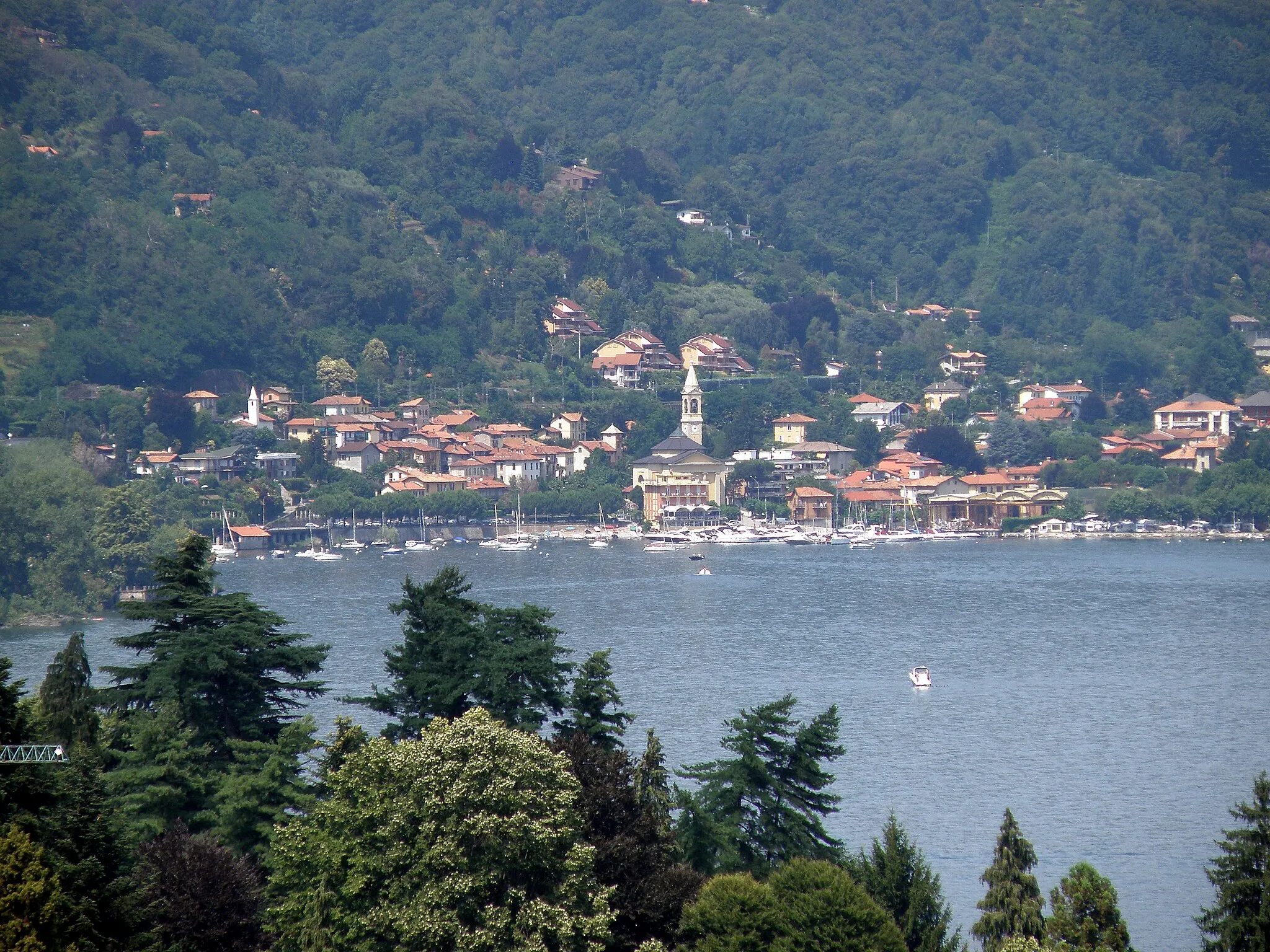 Photo showing: Solcio (fraz. del comune di Lesa). Vista da Meina (guardiamo verso nord).