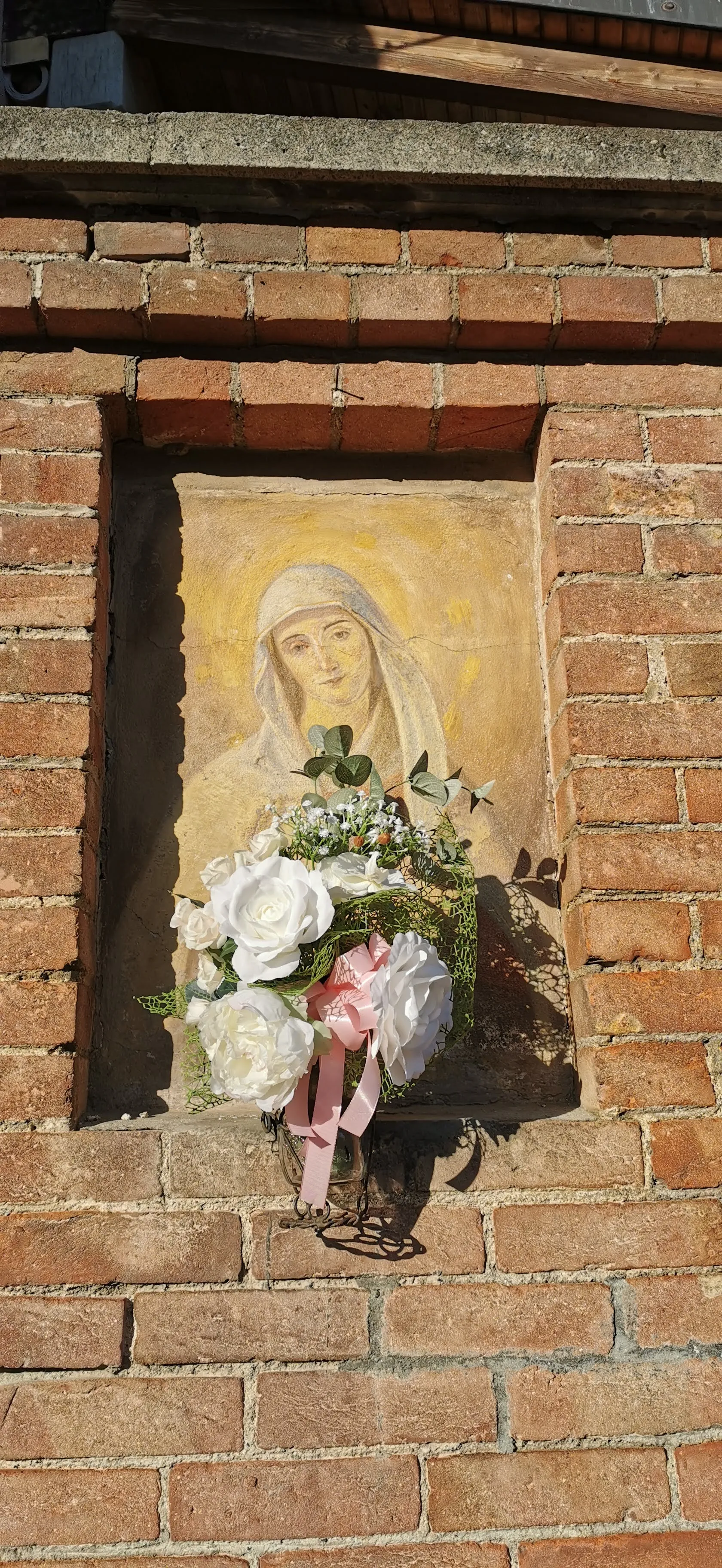 Photo showing: Nicchia con affresco di Madonna