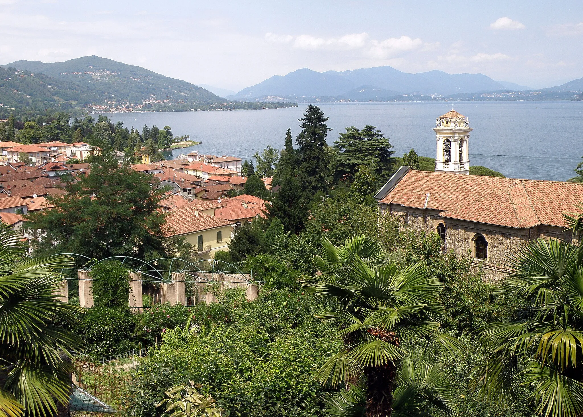 Photo showing: Meina (NO), sul Lago Maggiore. Veduta. A destra: chiesa parrochiale di Santa Margherita. Sullo sfondo, a sinistra, Solcio di Lesa.