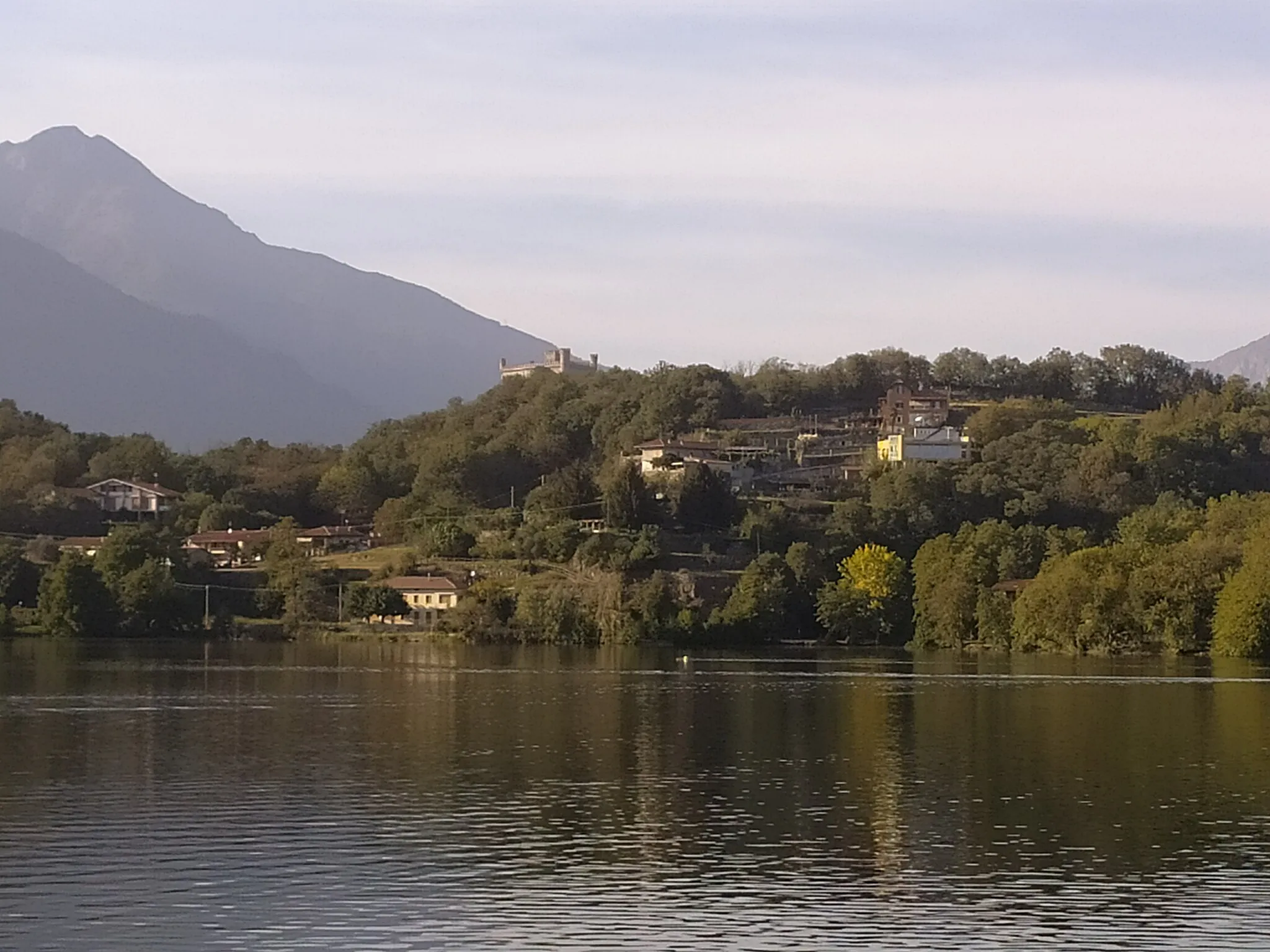 Photo showing: Castello Montalto visto dal Lago Sirio