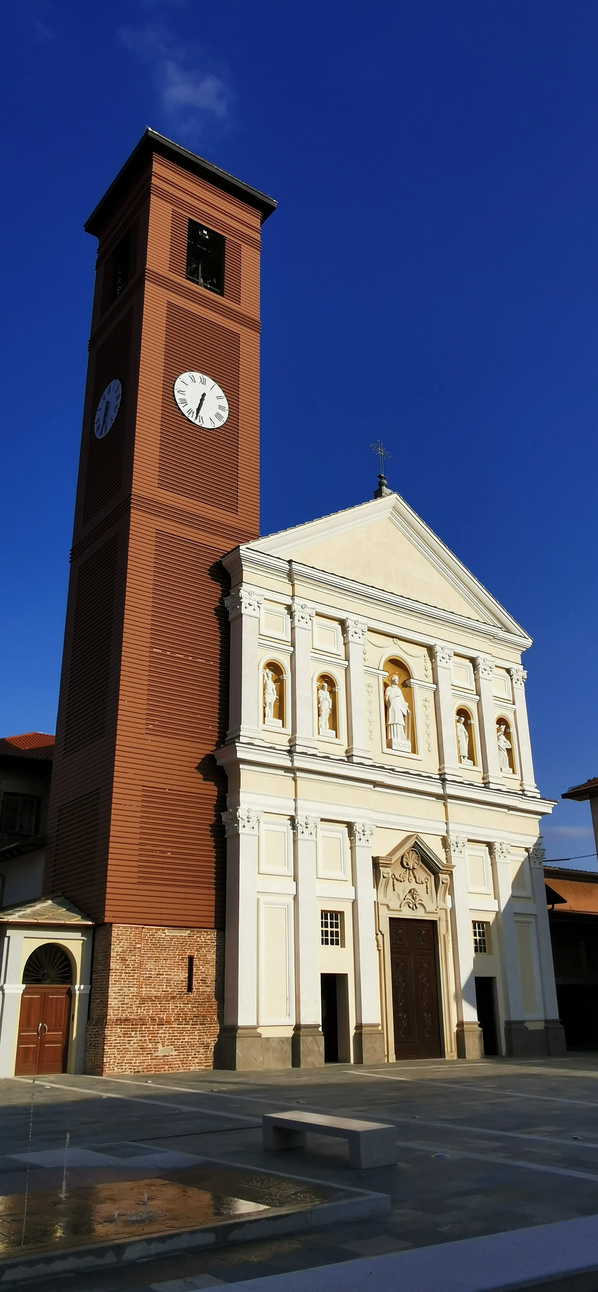 Photo showing: Chiesa parrocchiale di San Vincenzo Martire in Nole. Chiesa e nuovo campanile ricostruito dopo il crollo di quello originale.
