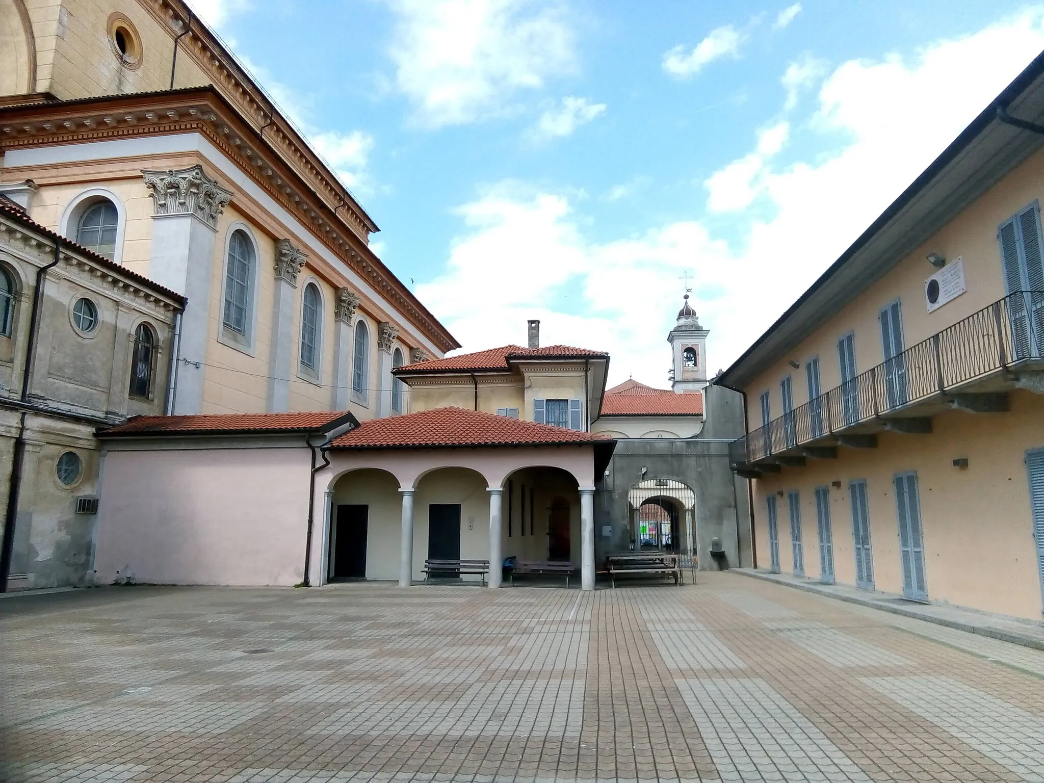 Photo showing: Cortile sul retro della chiesa dei Santi Pietro e Paolo ad Oleggio (NO)