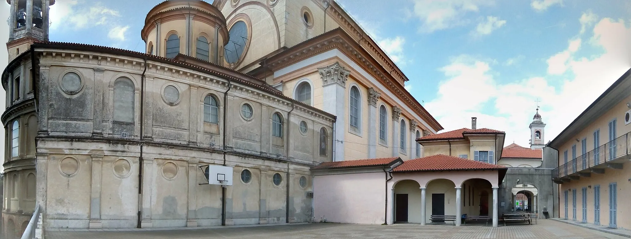 Photo showing: Cortile sul retro della chiesa dei Santi Pietro e Paolo ad Oleggio (NO)