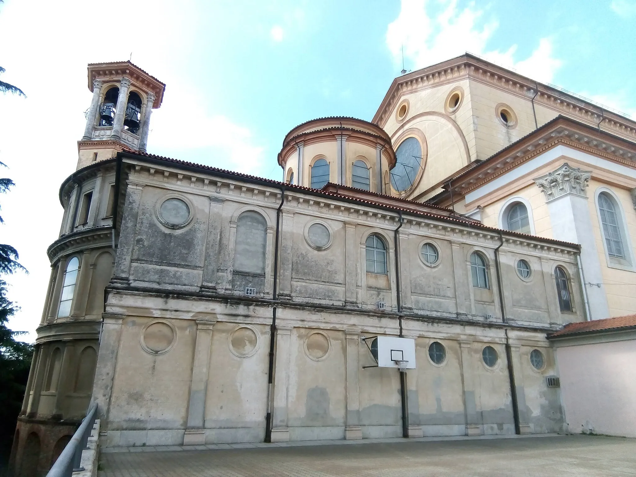 Photo showing: Cortile sul retro della chiesa dei Santi Pietro e Paolo ad Oleggio (NO)