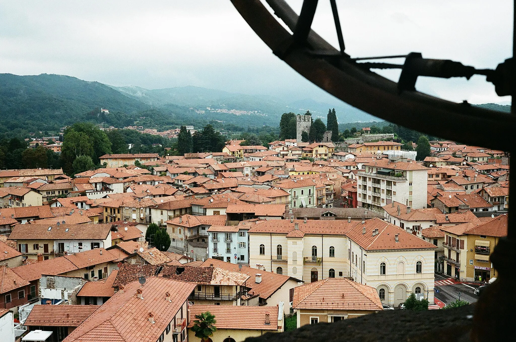 Photo showing: Veduta dal Campanile della Chiesa Parrocchiale di S. Pietro e Paolo.