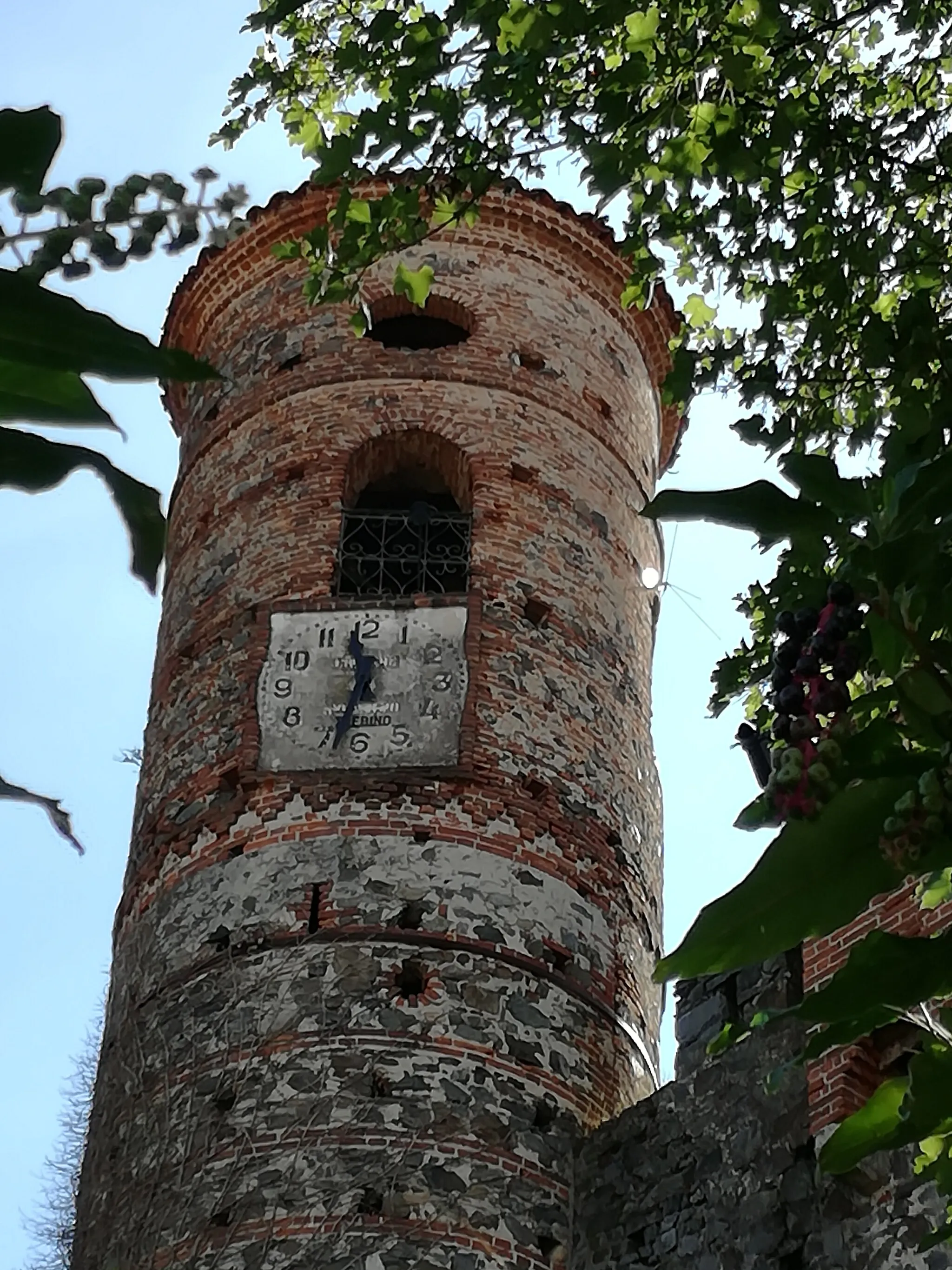 Photo showing: La Torre Campanaria del castello di Pavone Canavese (TO) in una mattina di Settembre 2017