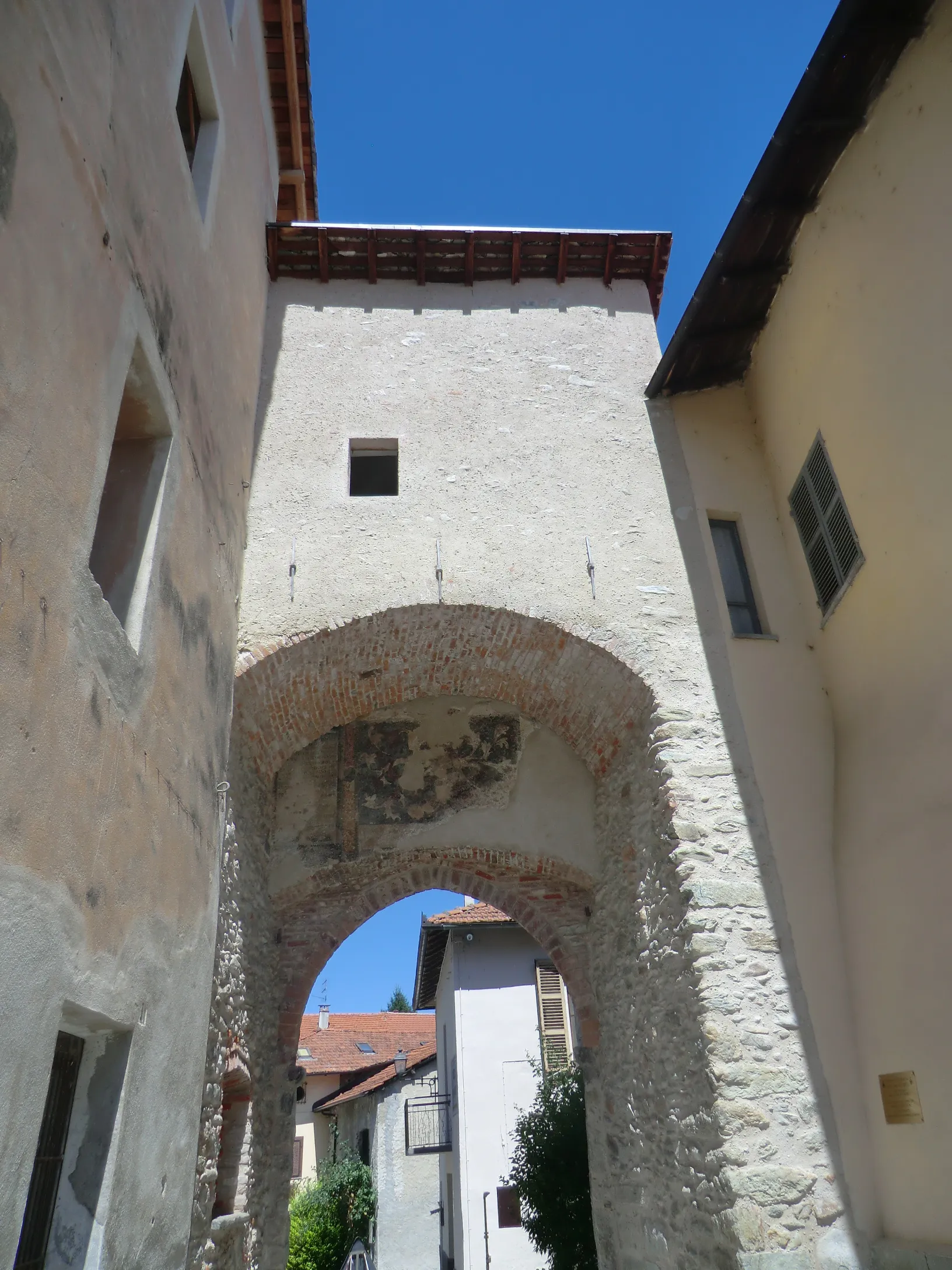 Photo showing: Peveragno (Cuneo): arco del Ricetto (XV sec.)