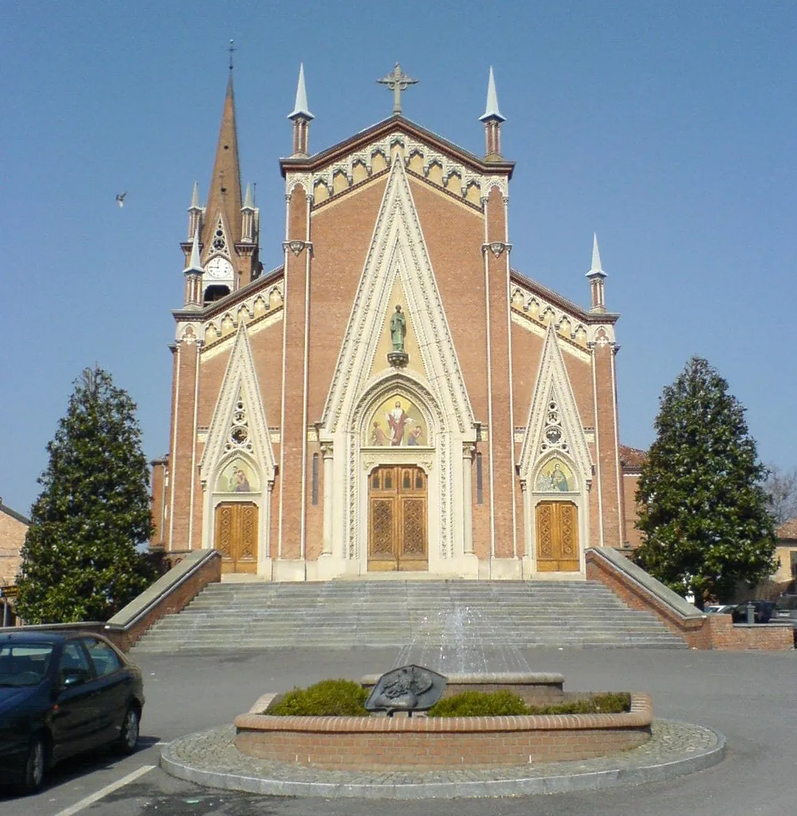 Photo showing: Chiesa di Priocca e la fontana al centro della piazza del paese.