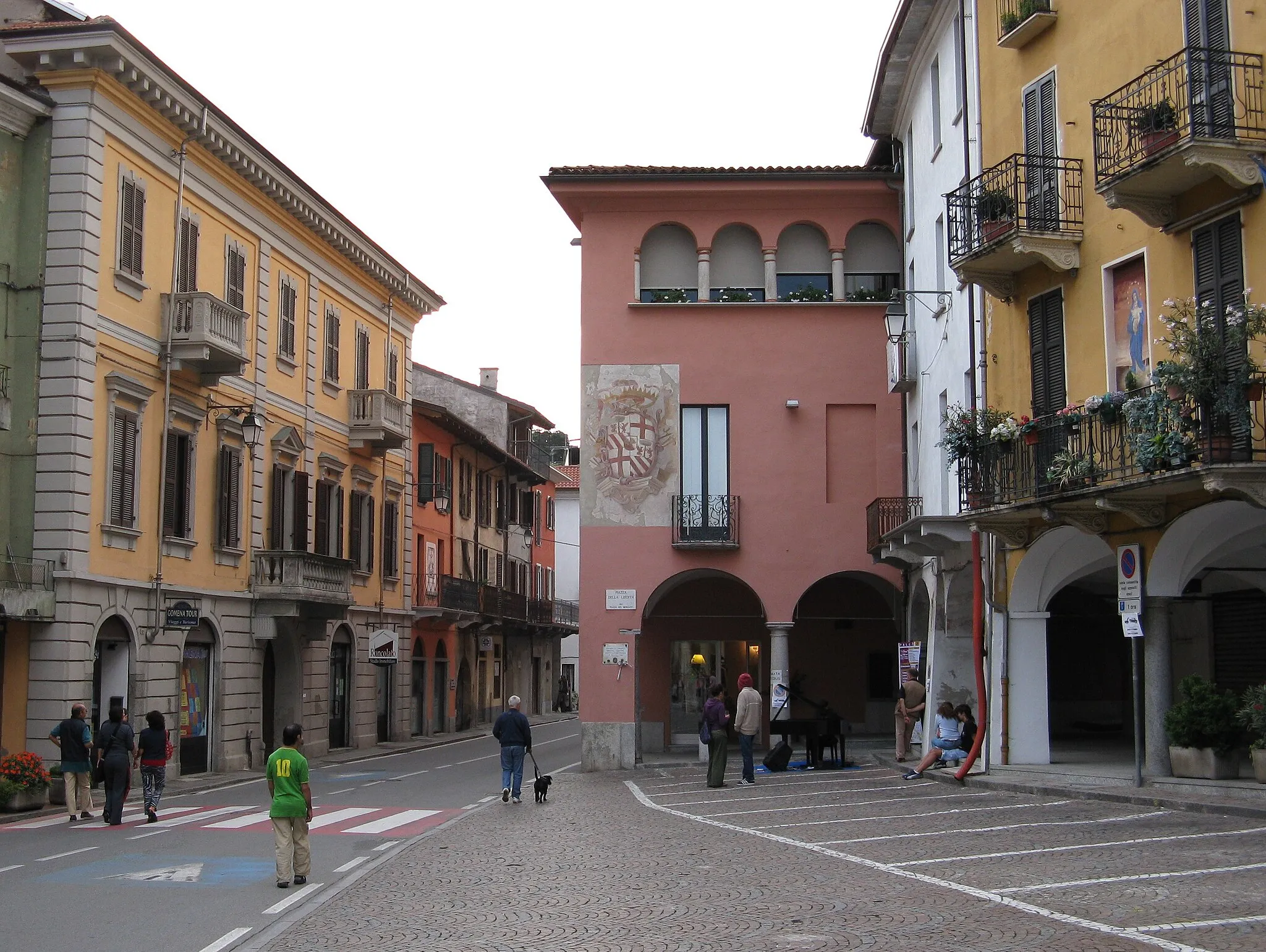 Photo showing: La piazza principale di Romagnano