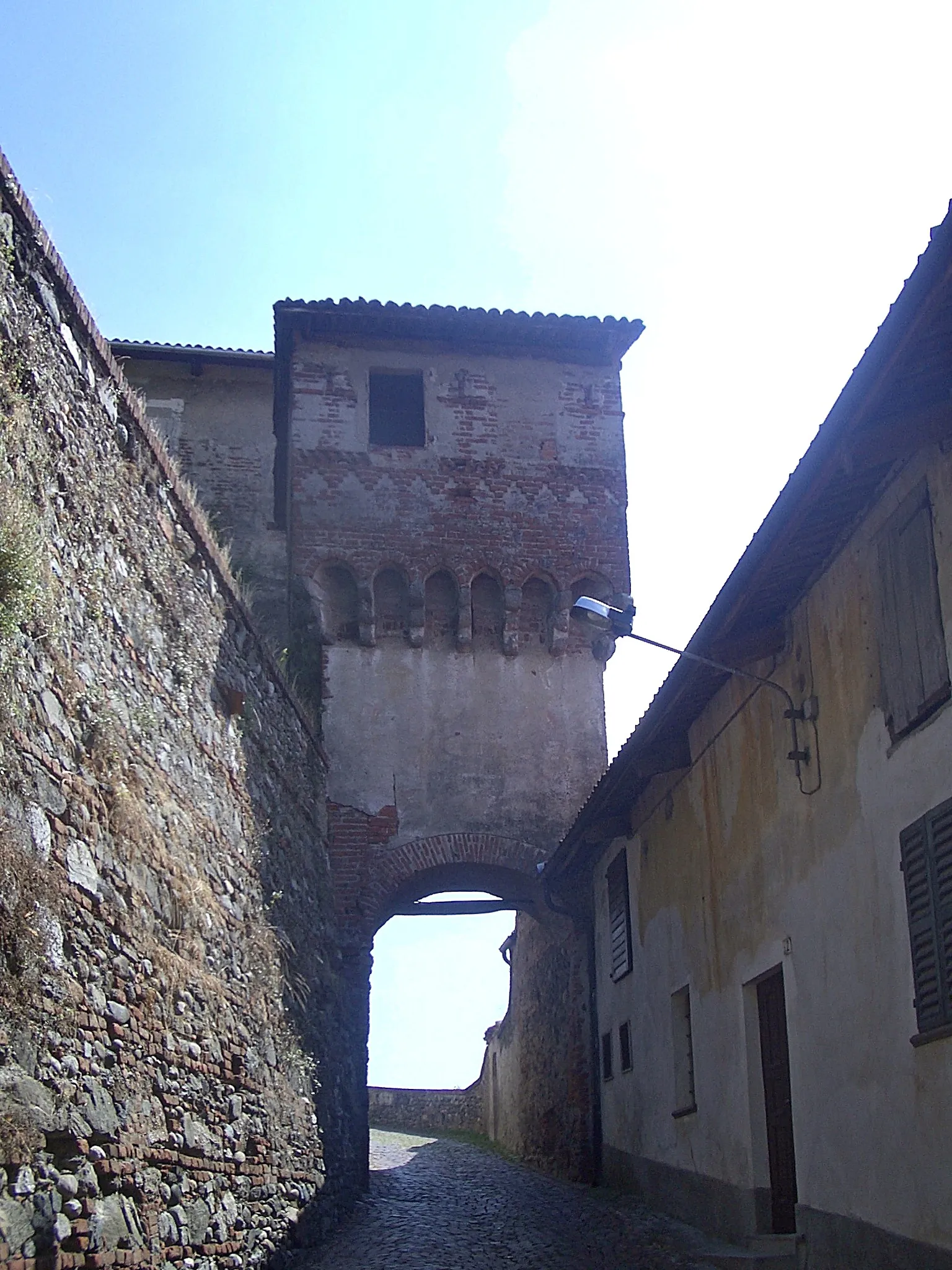 Photo showing: Romano Canavese, ricetto: the northern door-tower