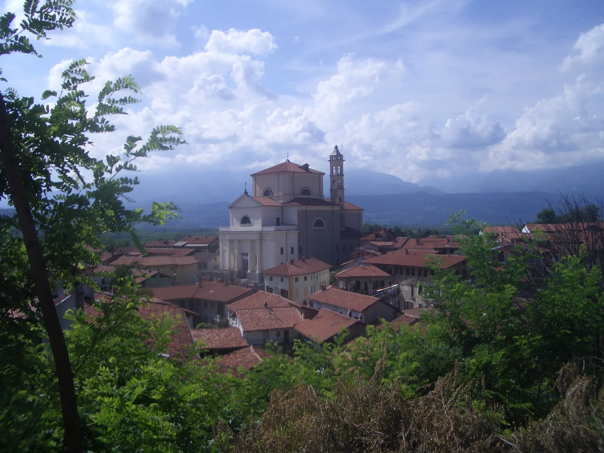 Photo showing: Romano Canavese, landscape with the parish church