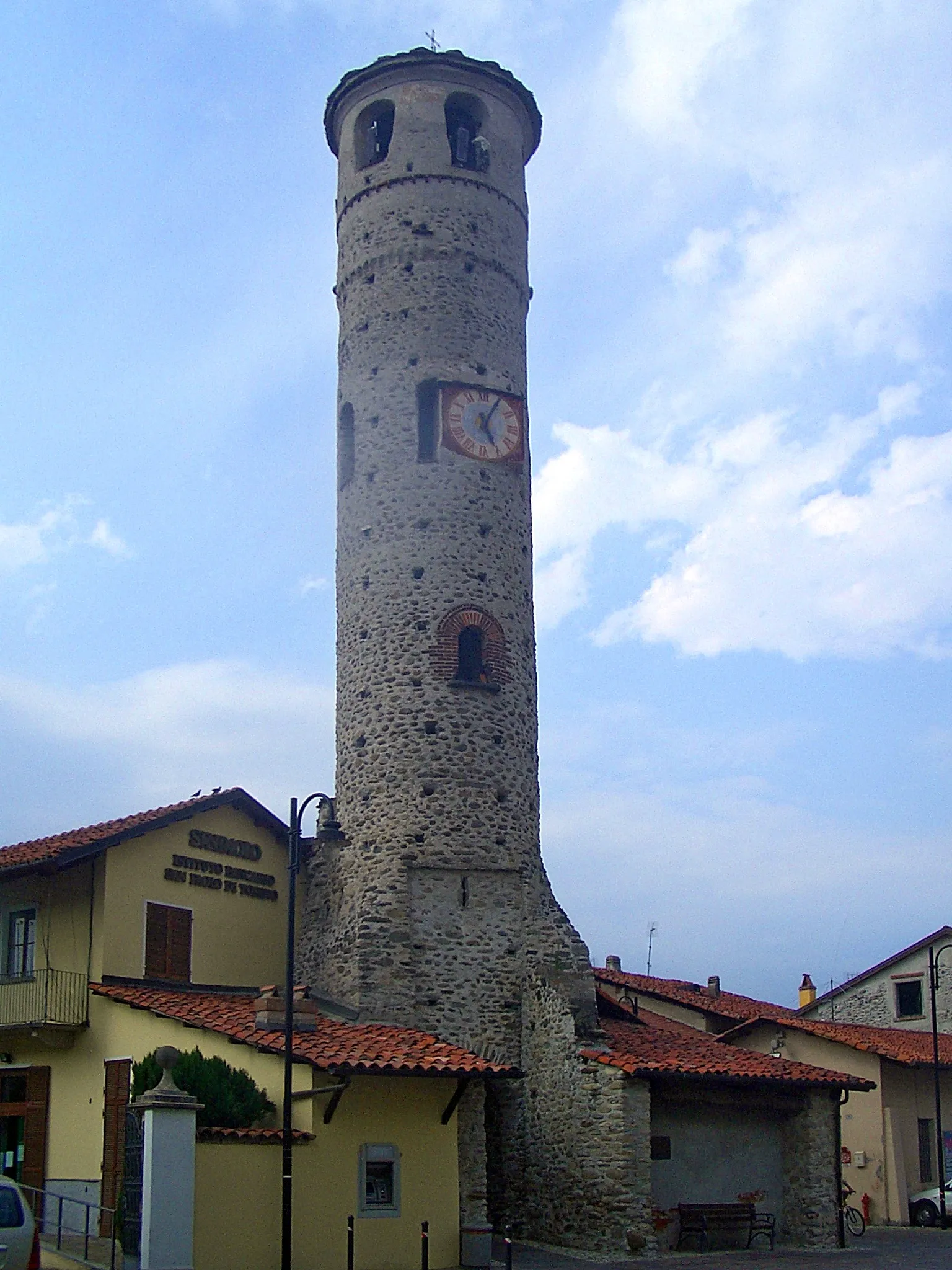 Photo showing: Salassa, the door-tower (entrance to the "ricetto"), XIII century