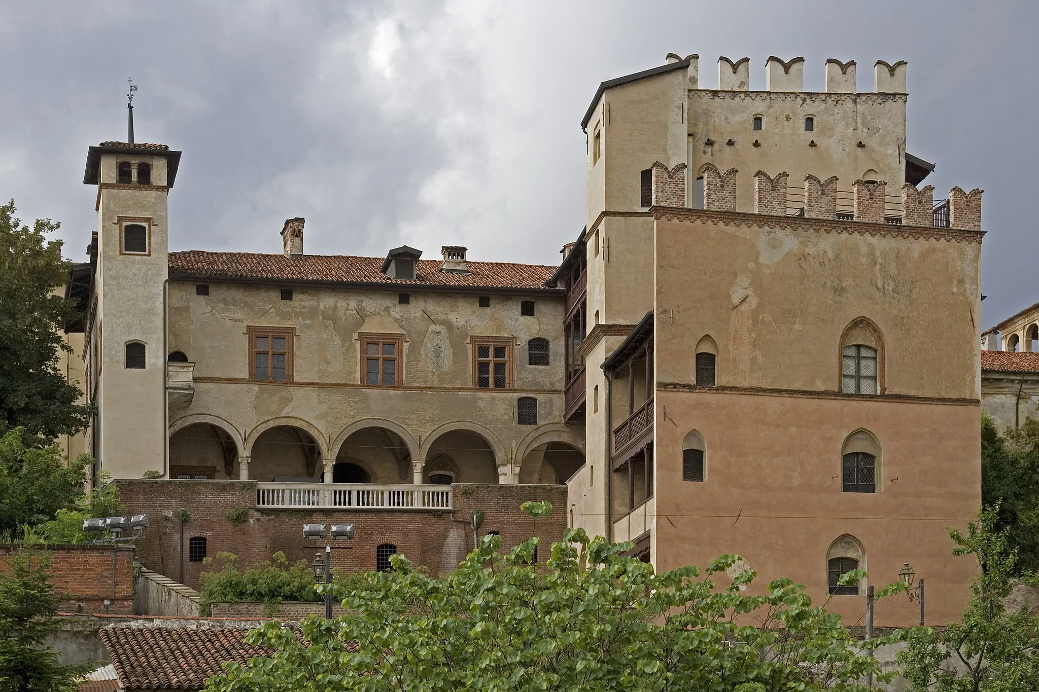 Photo showing: Saluzzo, Casa Cavazza, attualmente sede del Museo Civico della città di Saluzzo. Anticamente fu la dimora dei marchesi di Saluzzo e in seguito della famiglia Cavassa, originaria di Carmagnola i cui membri furono ed entrambi Vicari Generali del Marchese di Saluzzo.