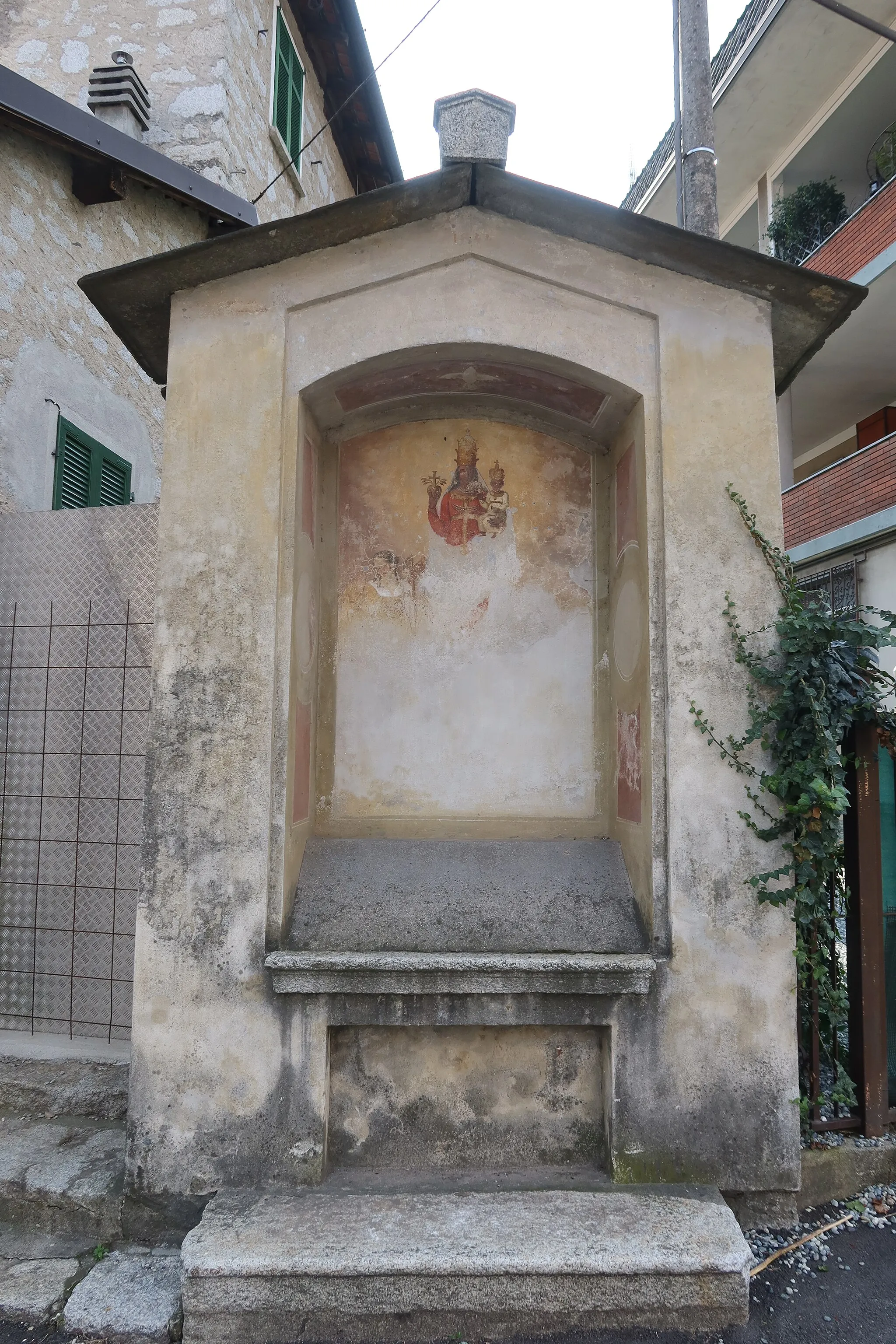 Photo showing: San Maurizio d'Opaglio Edicola votiva Madonna di Oropa