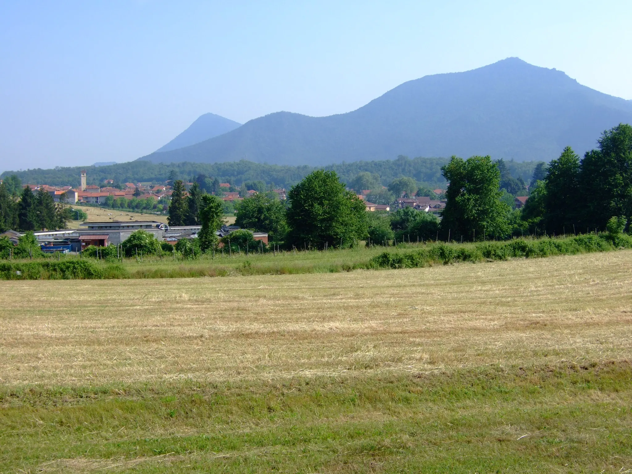 Photo showing: Le village de Reano, vu d'environ 1 km au nord; en arrière-plan les monts Pietraborga (droite) et San Giorgio (gauche)