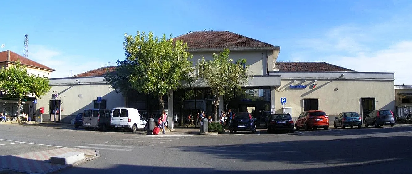Photo showing: Santhià railway station from outside (VC, Italy)