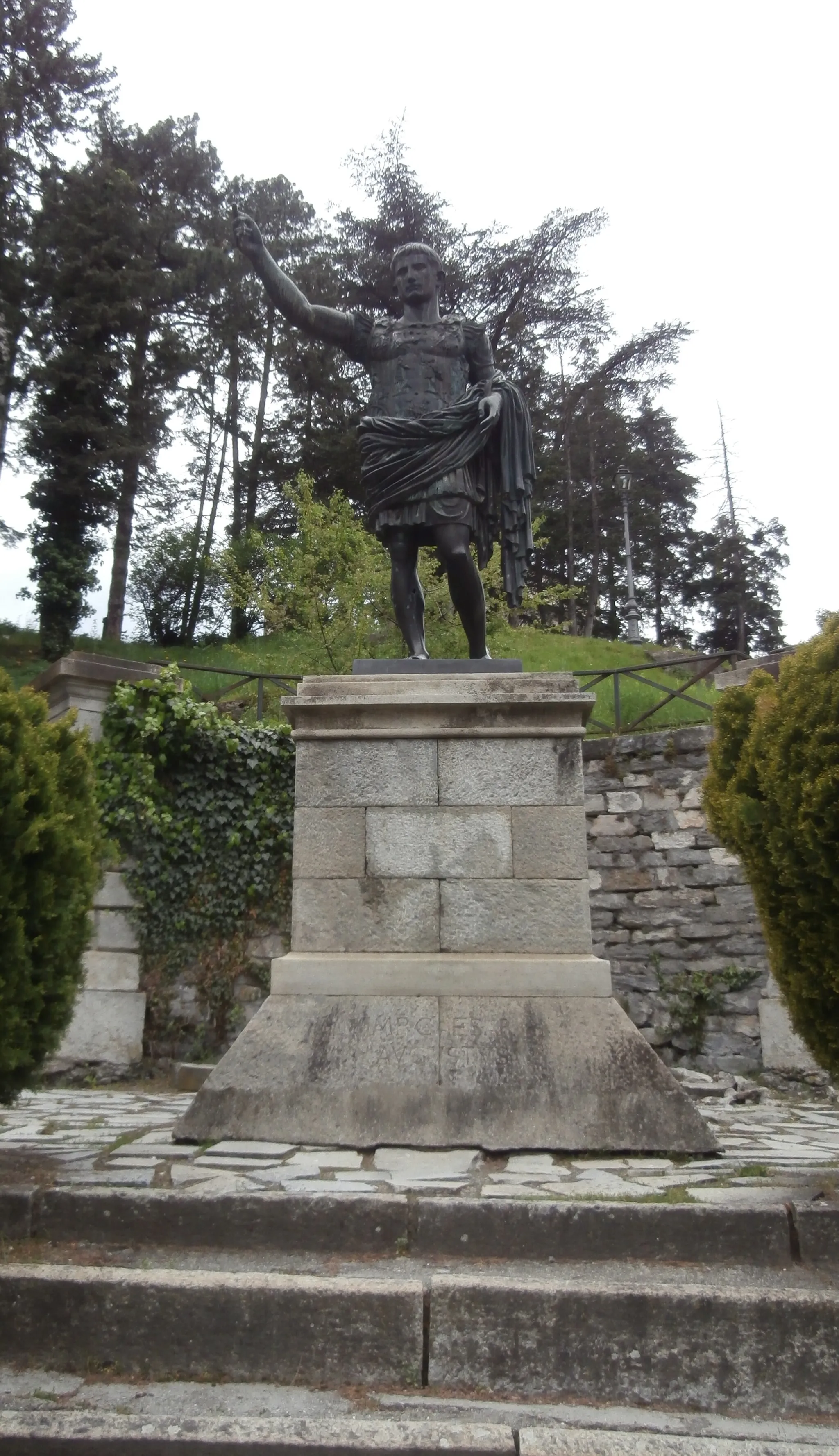 Photo showing: The statue of Emperor Augustus in Susa, Piedmont, Italy. I believe this statue is a replica, with the real one now in a museum. The Inscription appears to read "IMP CAESAR AVGVSTVS", although I do not know if it is original or a replica as well.