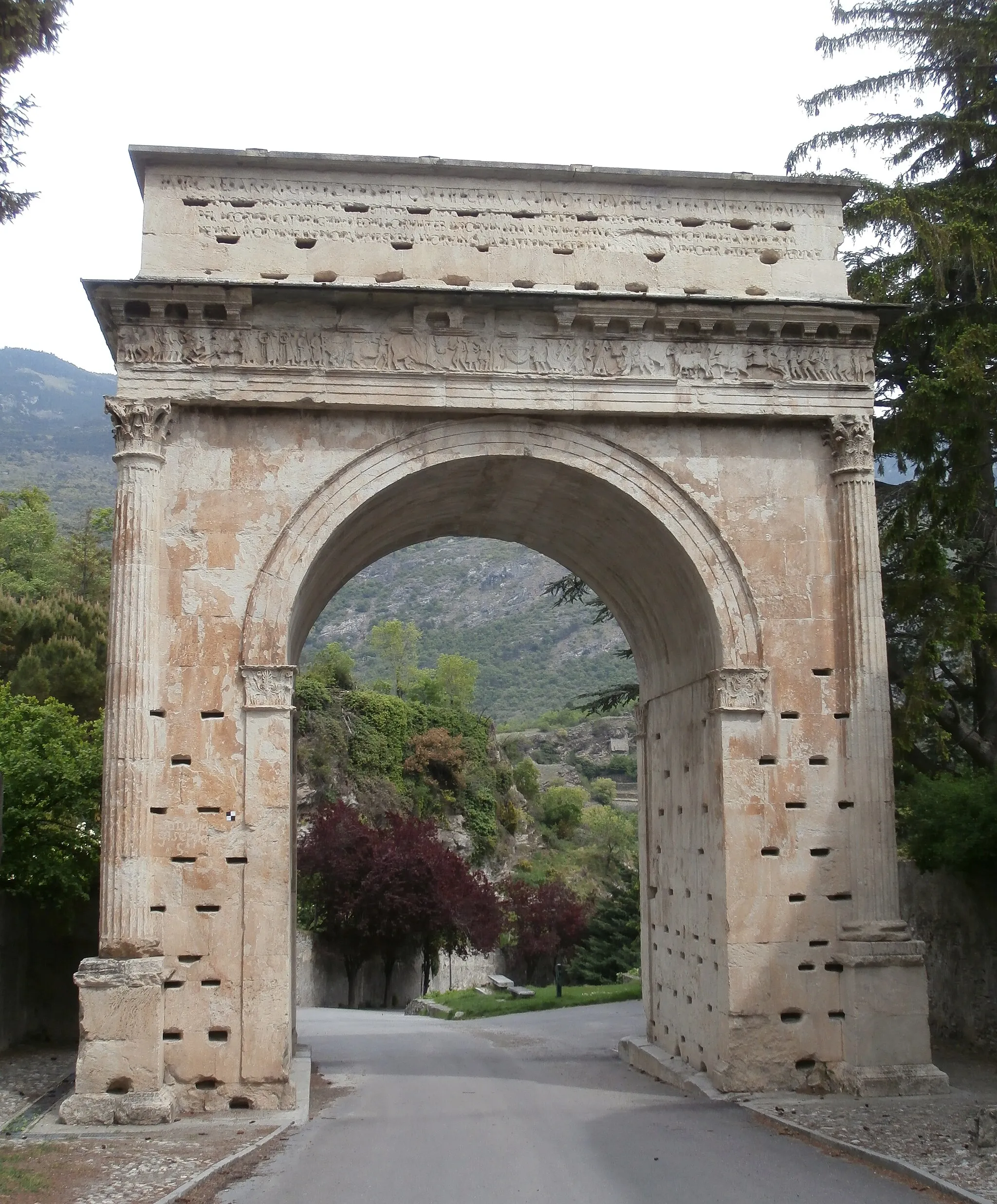 Photo showing: This is the Augustan Arch, in the town of Susa, Piedmont, Italy. It was constructed in the years 8 to 9 BC.