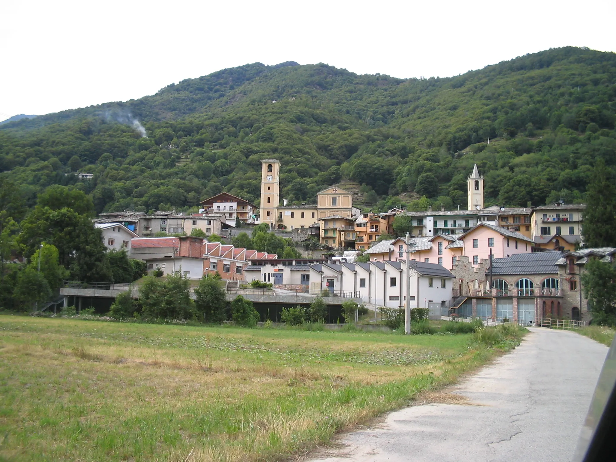 Photo showing: View of the town of Villar Pellice, in Val Pellice; province of Turin, Piedmont