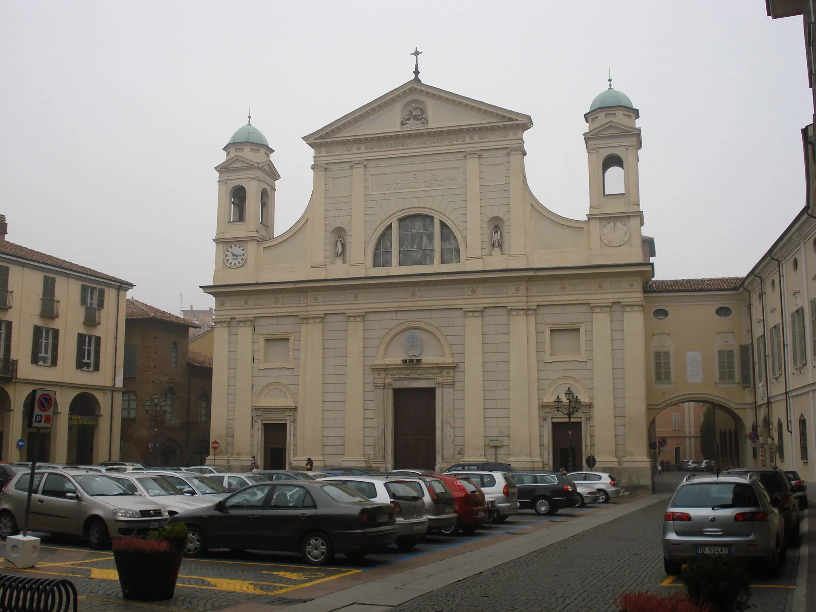 Photo showing: Duomo Square and the Palace of Bishop on right