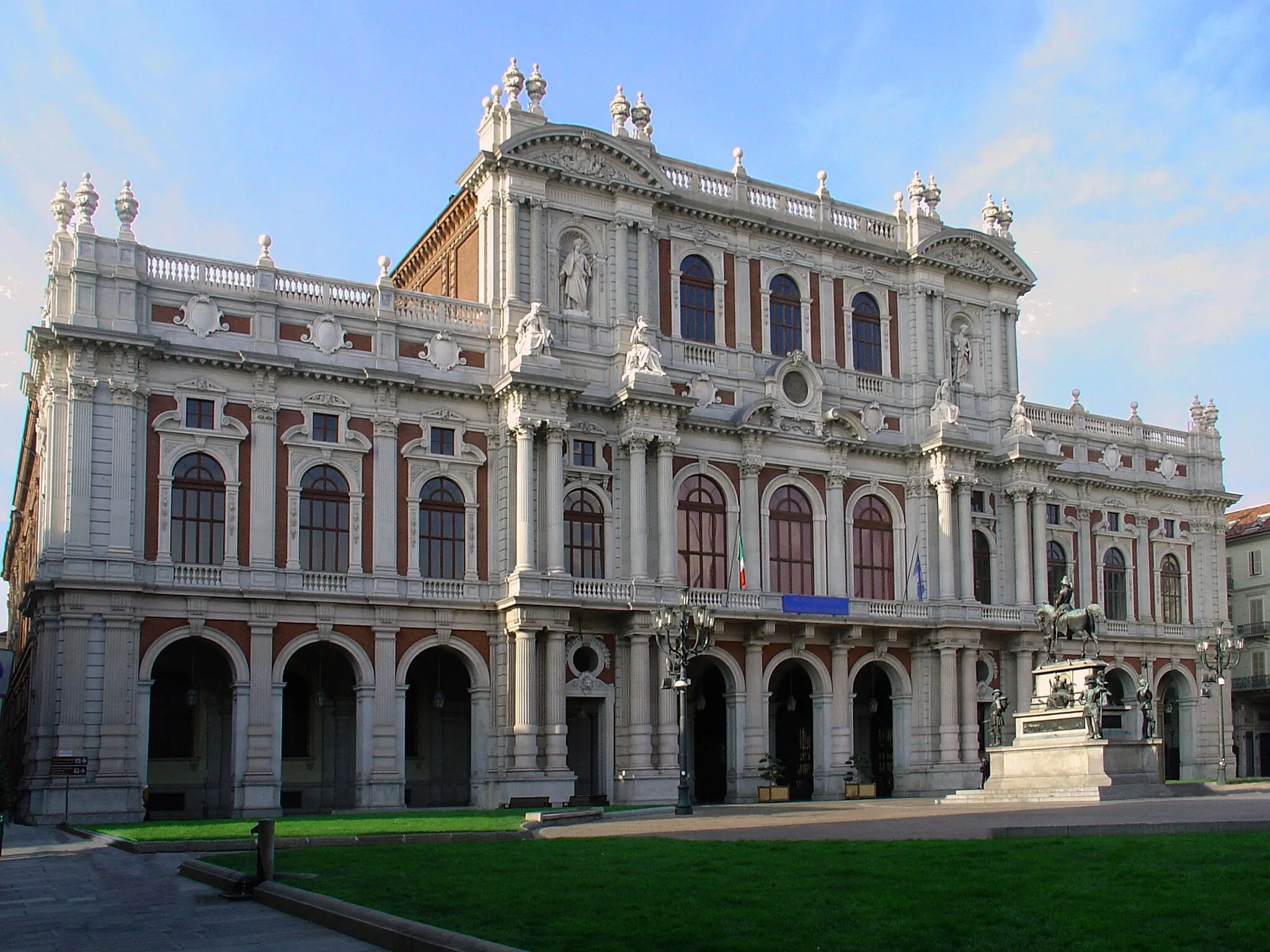 Photo showing: Palazzo Carignano in Turin: east façade, from Piazza Carlo Alberto. Removed all the people from the original picture