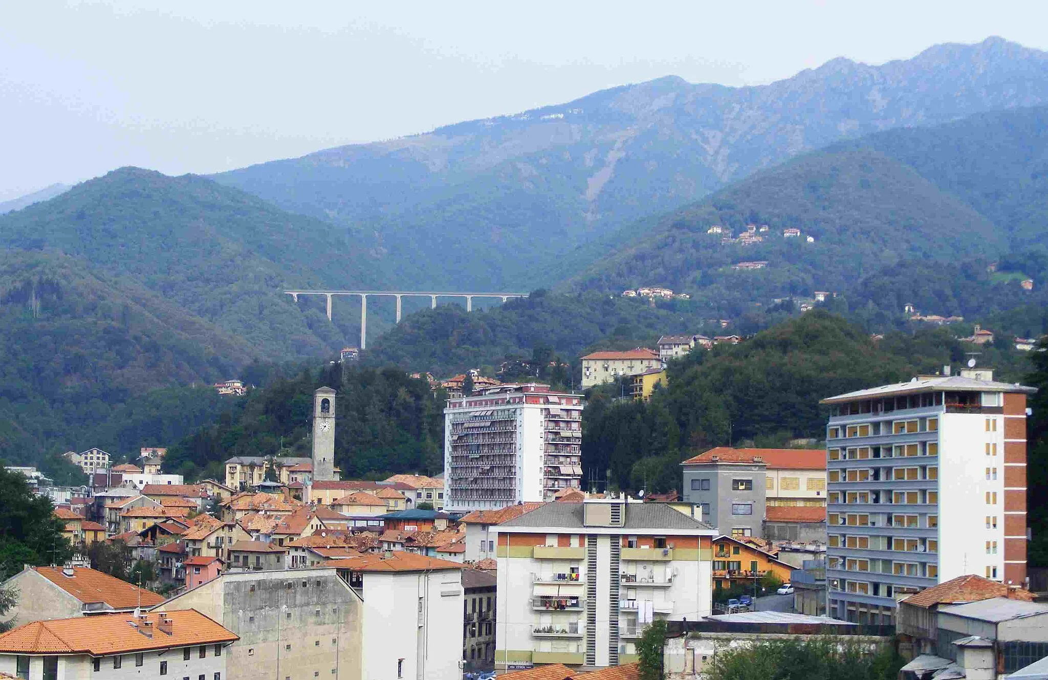 Photo showing: panorama of Vallemosso (Piedmont, Italy); Pistolesa bridge in the background