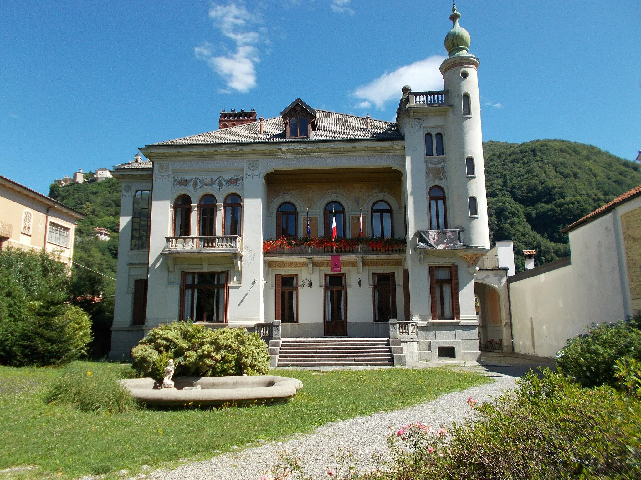 Photo showing: Photograph of the front of Villa Virginia, in Varallo Sesia, Italy. Taken from the street.