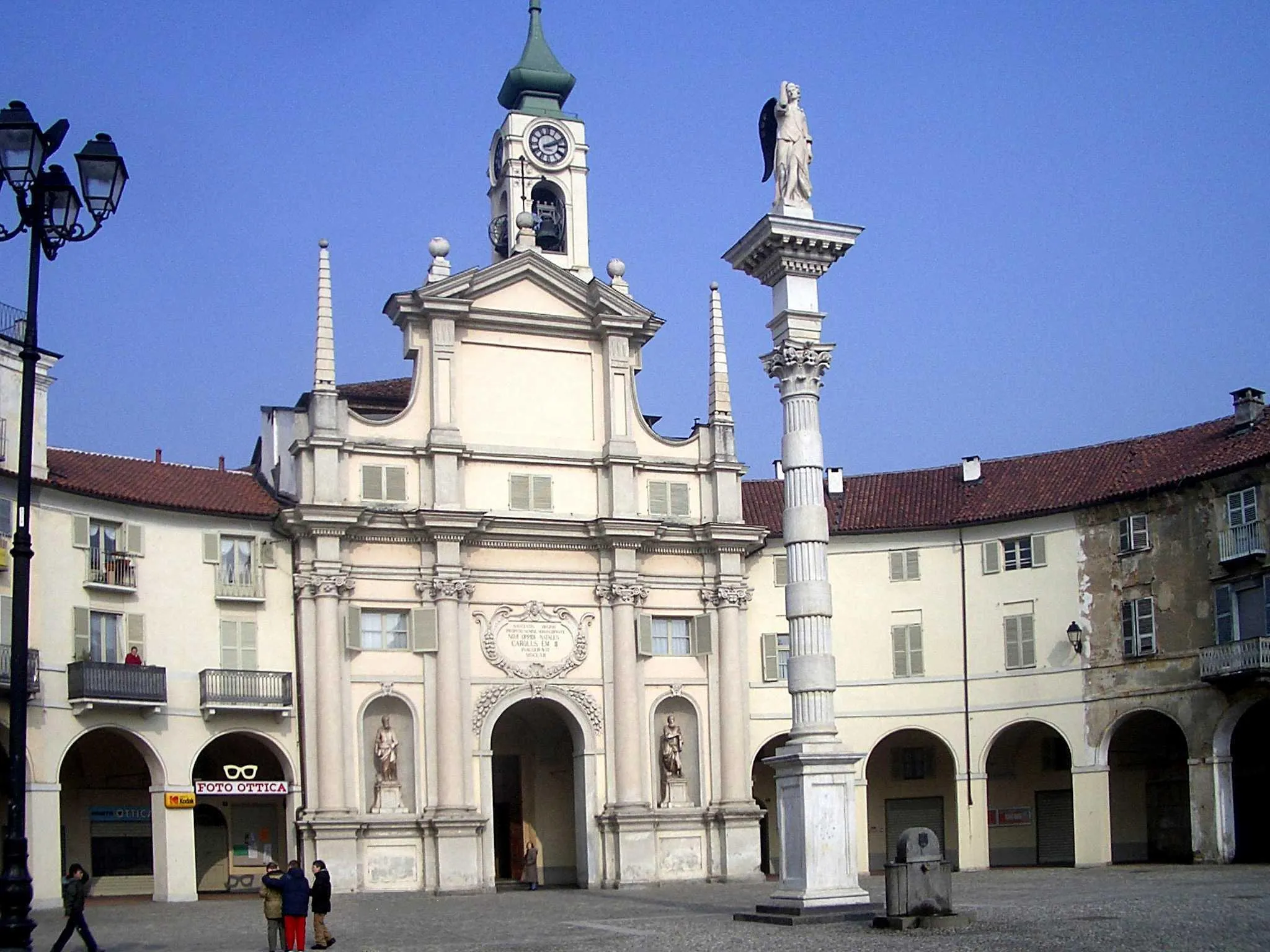 Photo showing: Piazza dell'Annunziata and the parish church, Venaria Reale, Turin, Italy