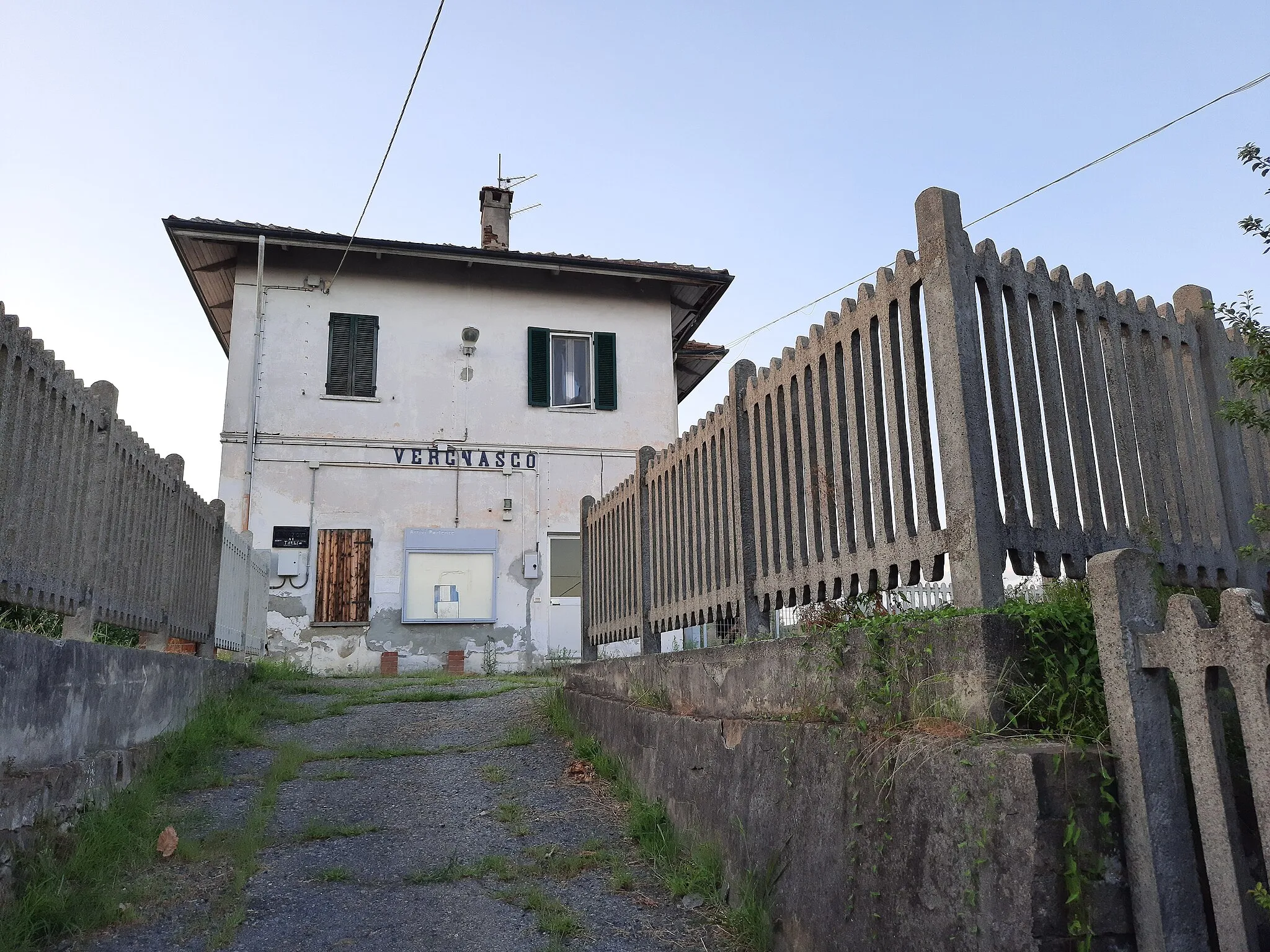 Photo showing: Strada d'accesso al binario della fermata.