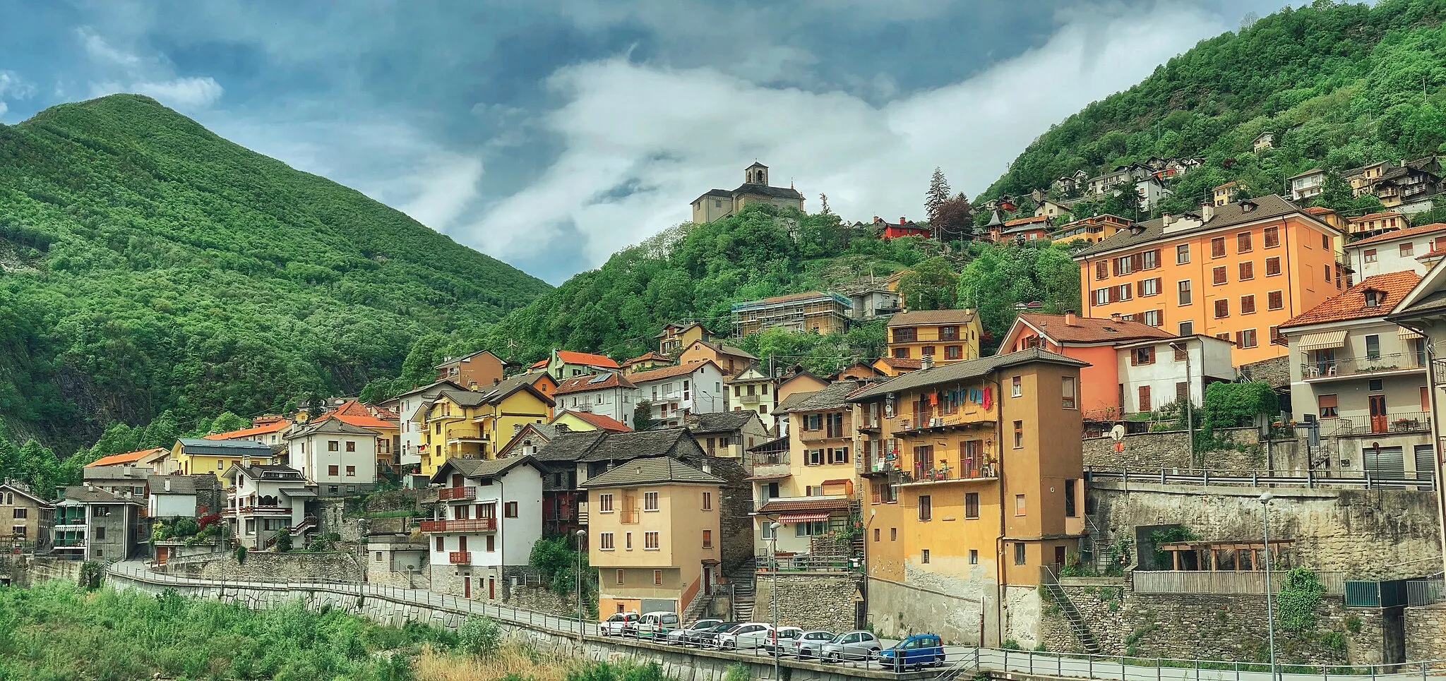 Photo showing: Die Altstadt von Villadossola von der Corso Italia-Strasse aufgenommen mit der Chiesa Parrocchiale della Beata Vergine del Rosario im Hintergrund