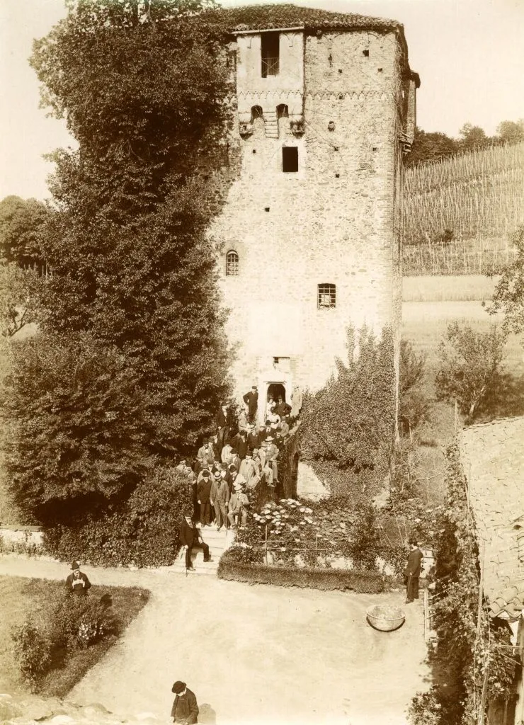 Photo showing: Villarbasse, Escursionisti In Visita Al Torrione; 1898; stampa al citrato; 170X124