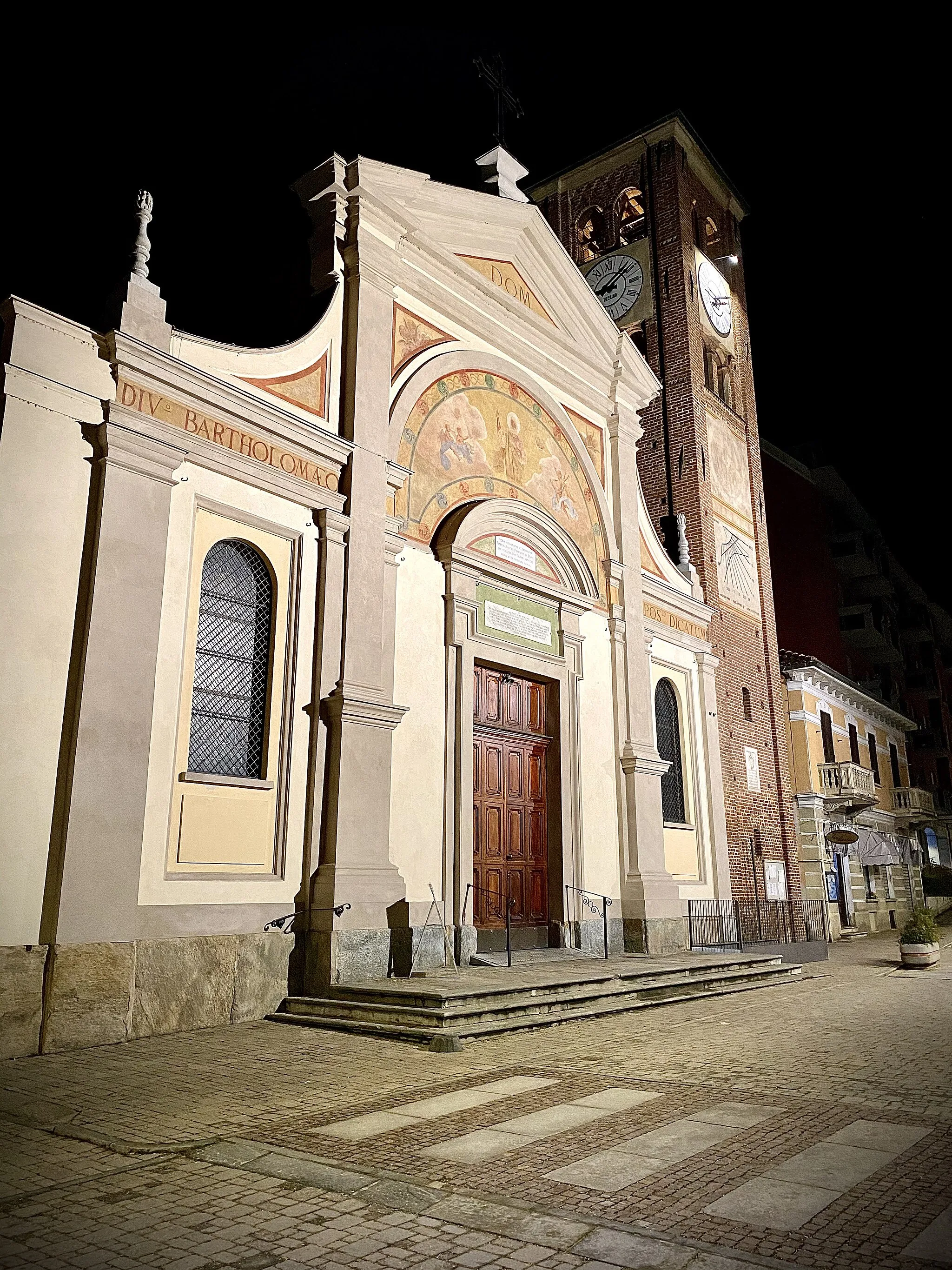 Photo showing: La Chiesa di San Bartolomeo di Vinovo, illuminata di sera.