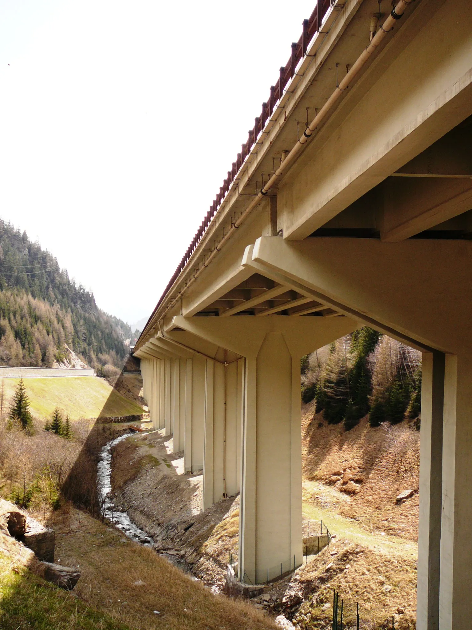 Photo showing: Bridge of the Brenner motorway between Brennerpass and Gossensass (Colle Isarco), left the Brener road SS 12, the stream under the bridge ist the Eisack river