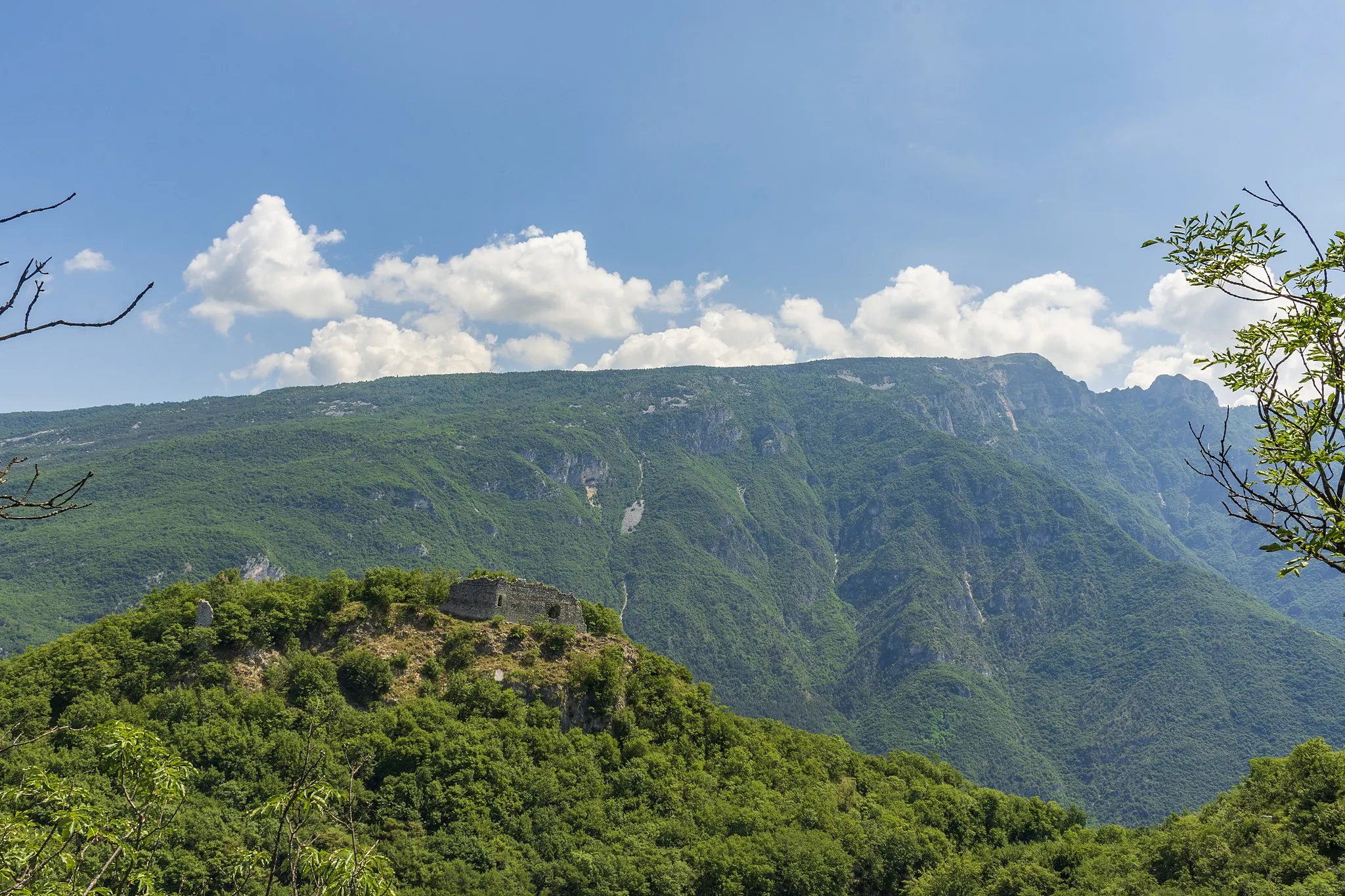 Photo showing: Vista su Castel Sajori. Sullo sfondo il monte Zugna.