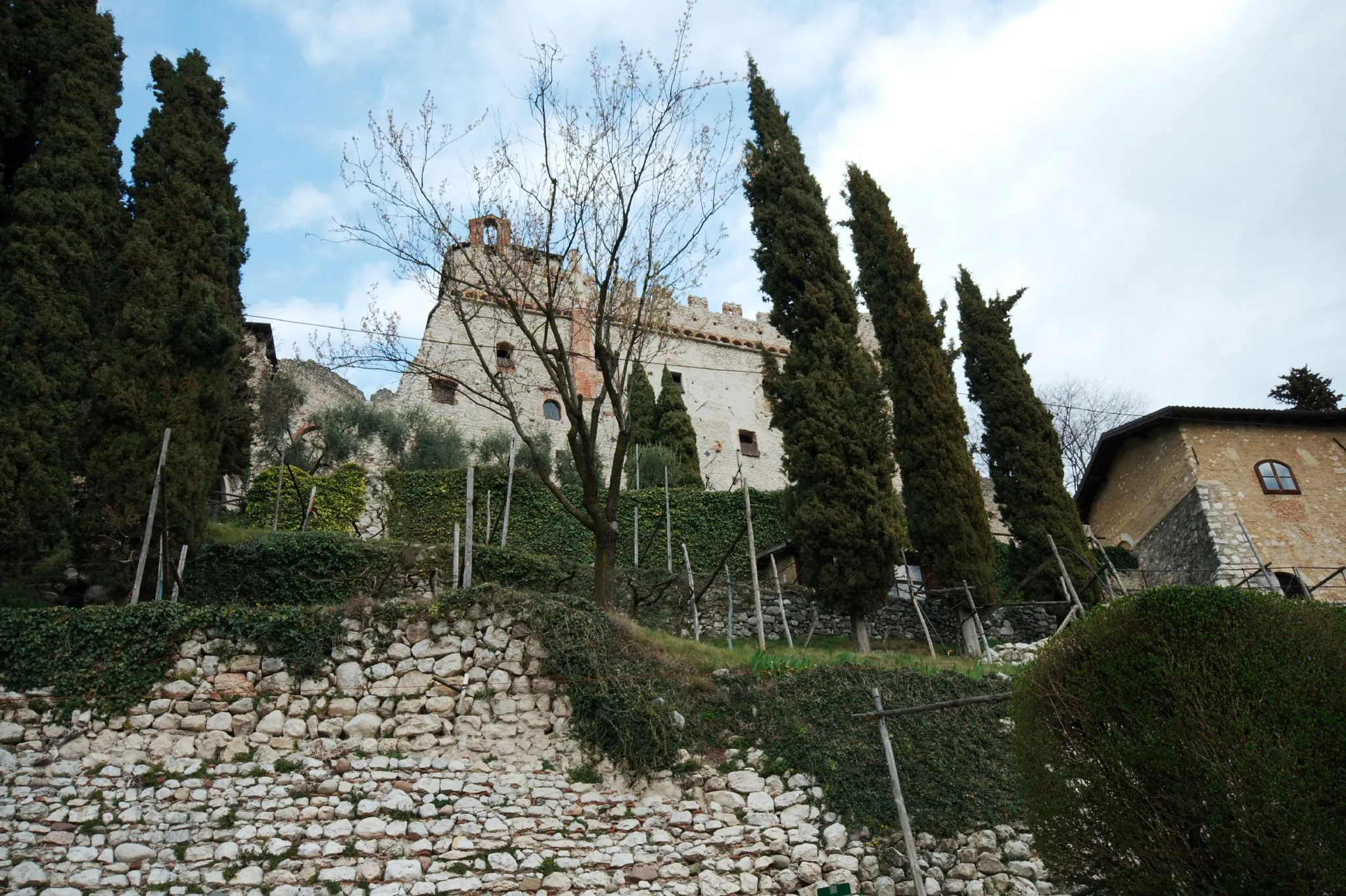 Photo showing: Il castello di avio. Avio, Trentino-Alto Adige. – Il mastio del castello, visto dall'ingresso al castello.