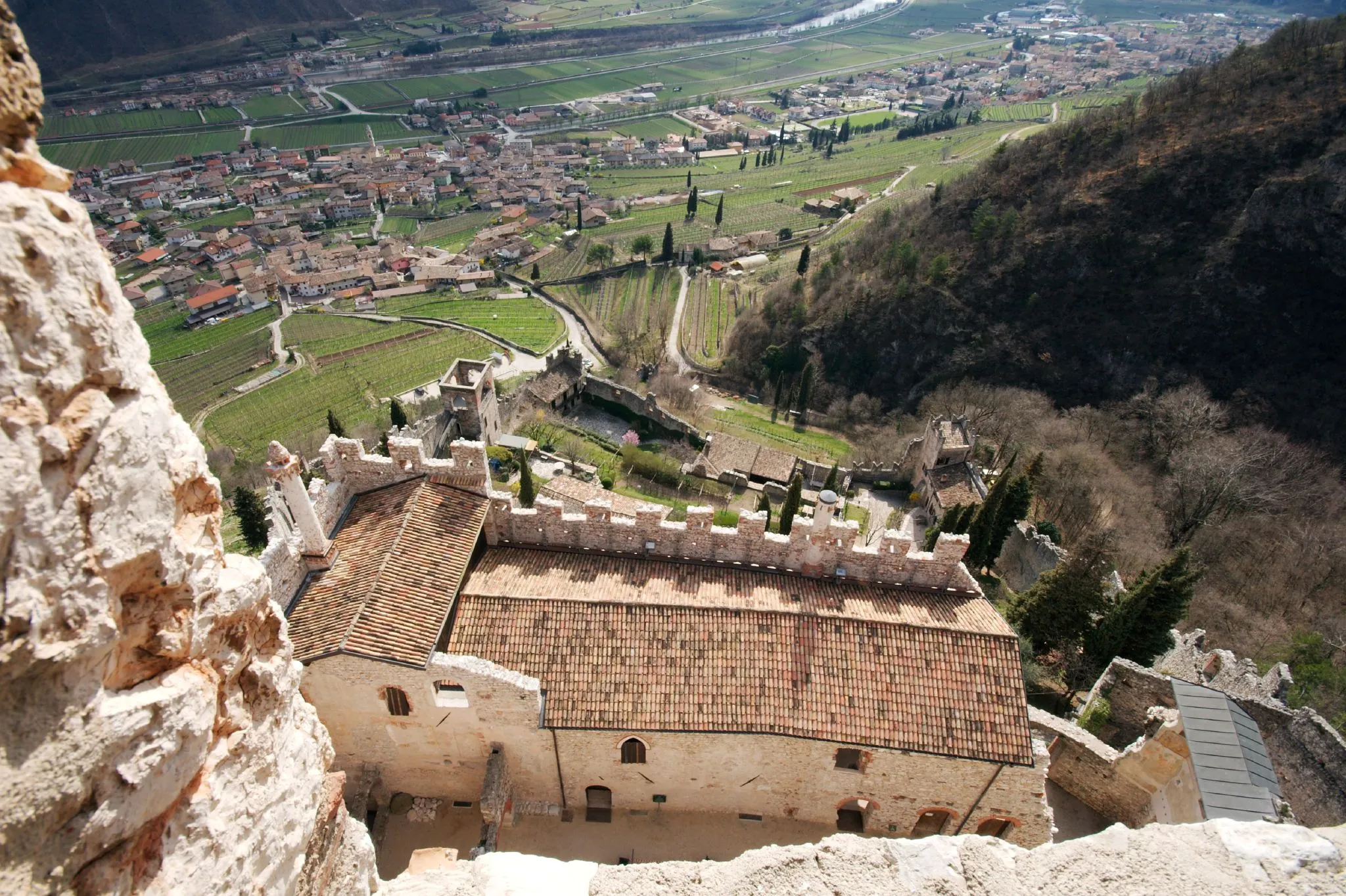Photo showing: Il castello di avio. Avio, Trentino-Alto Adige. – Vista della castello dalla torre dell'amore. ("Il castello di Avio dall'alto")