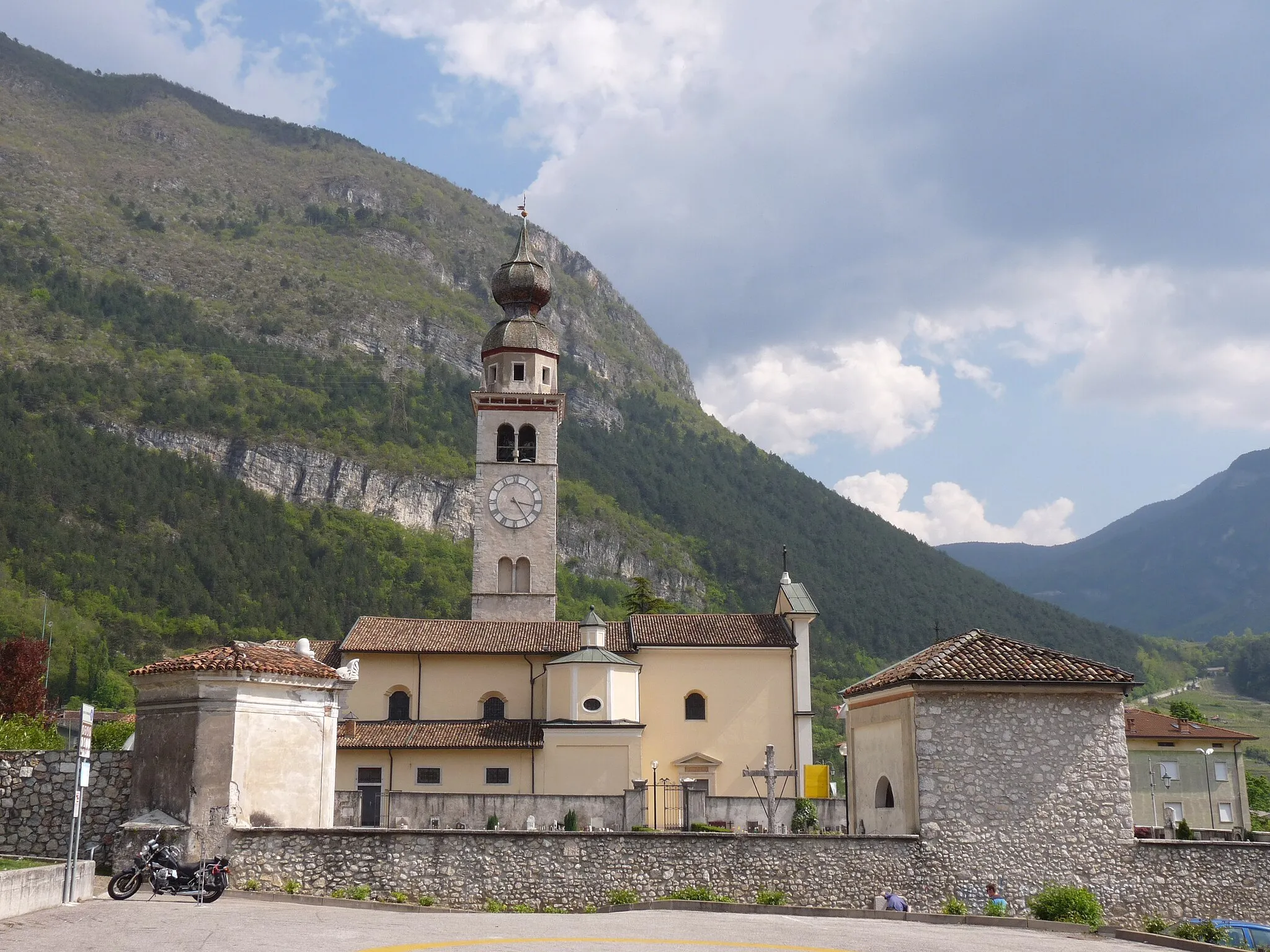 Photo showing: Besenello (Italy): the church of Sant'Agata and the cemetery viewed from north-west.