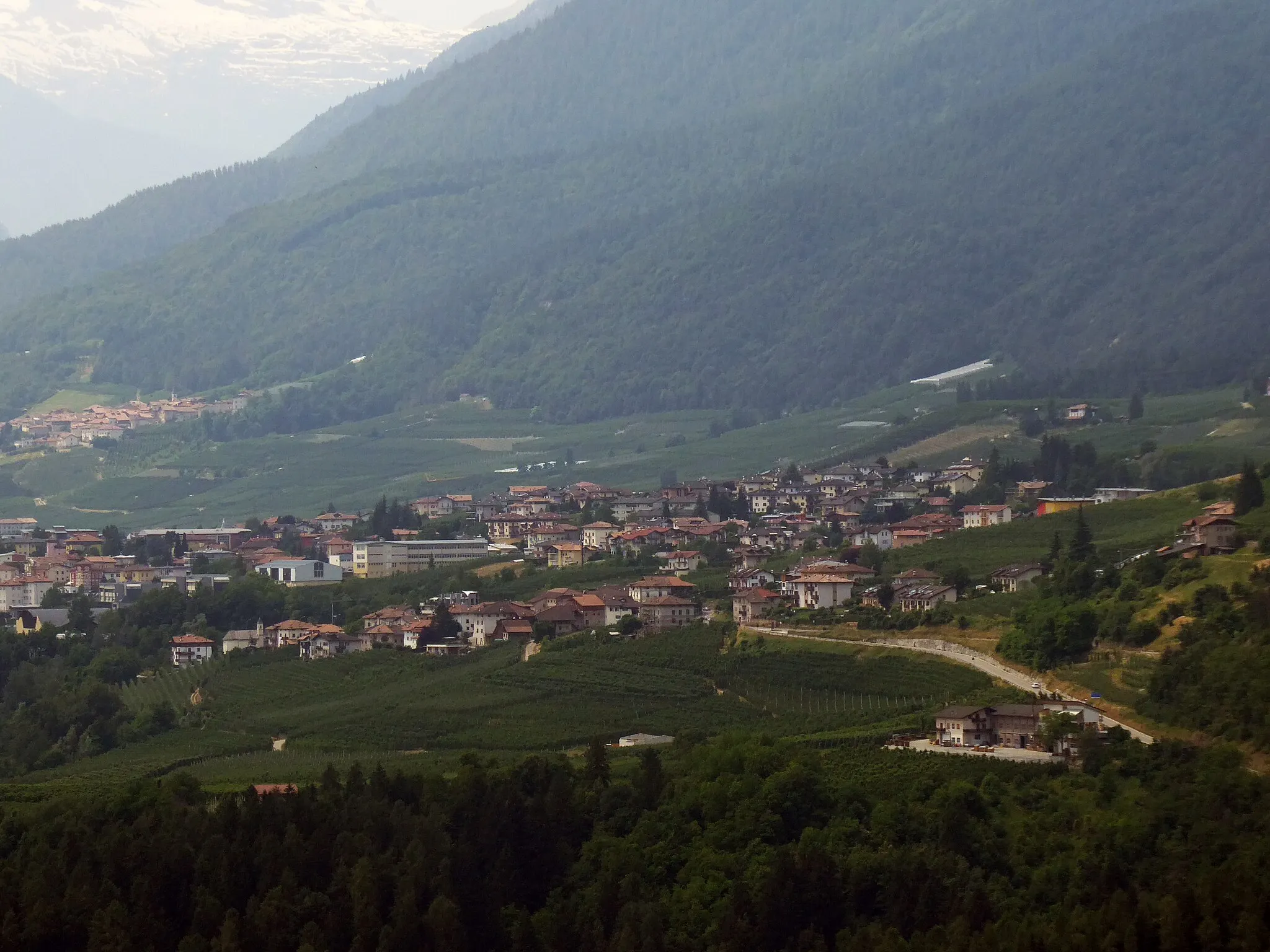 Photo showing: Cles as seen from SS42 between Cagnò and Revò (Trentino, Italy)