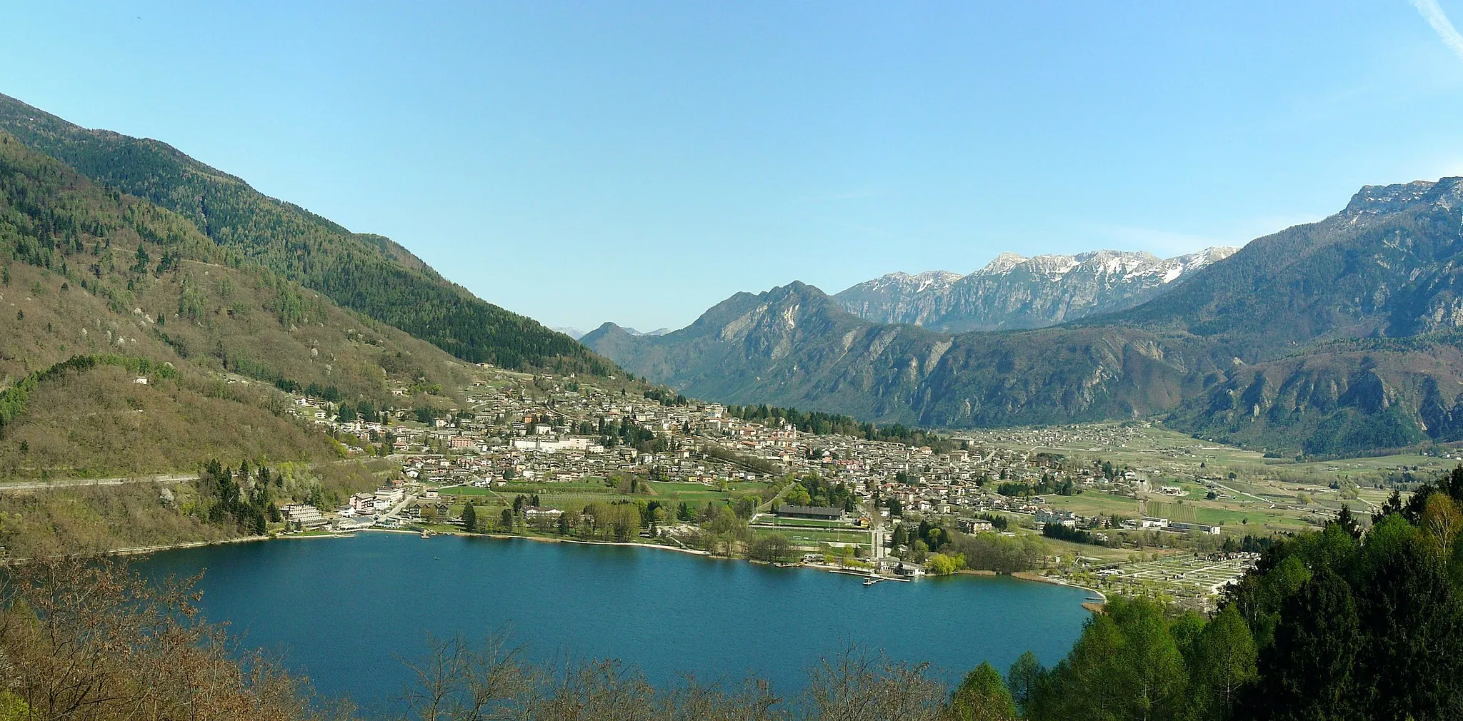 Photo showing: Levico Terme e il lago