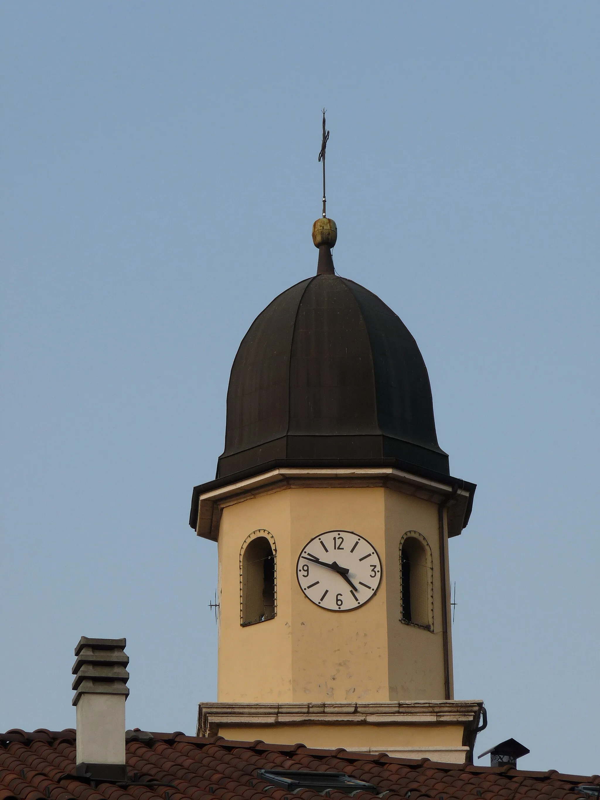 Photo showing: Trento (Italy): top of the tower of San Leonardo church in Mattarello, viewed from north.