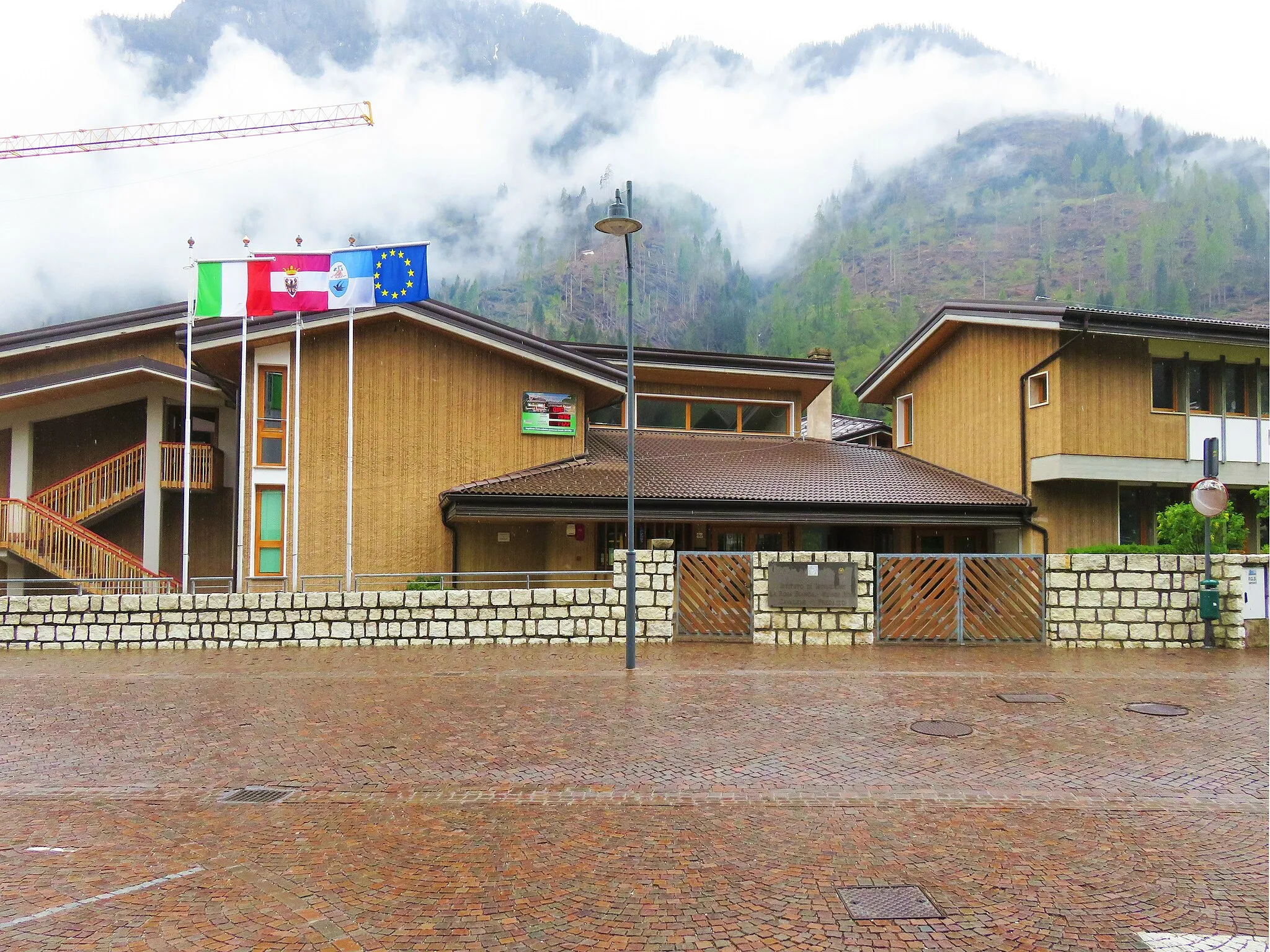 Photo showing: Scuola secondaria di secondo grado di Predazzo