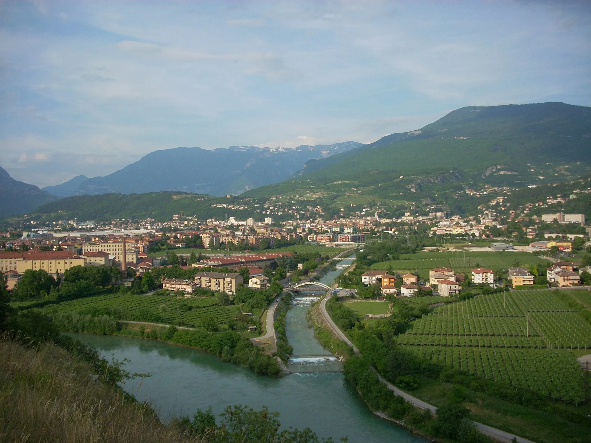 Photo showing: L'Adige alla confluenza con il Leno presso Rovereto