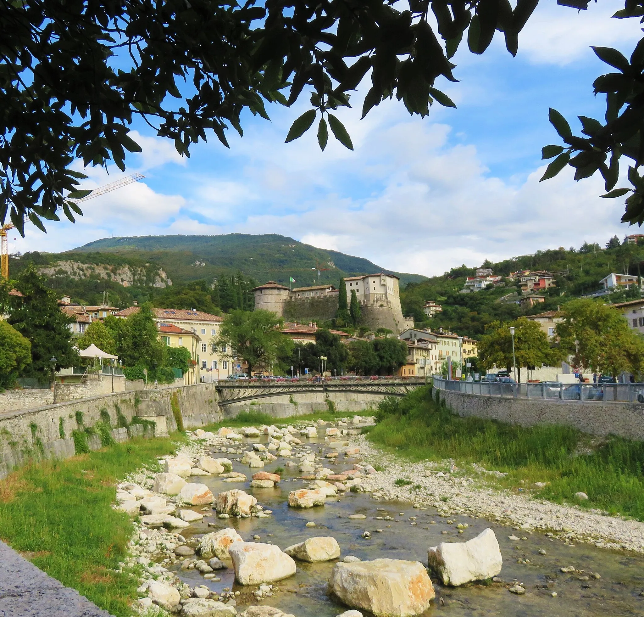 Photo showing: Castello di Rovereto visto dal torrente Leno