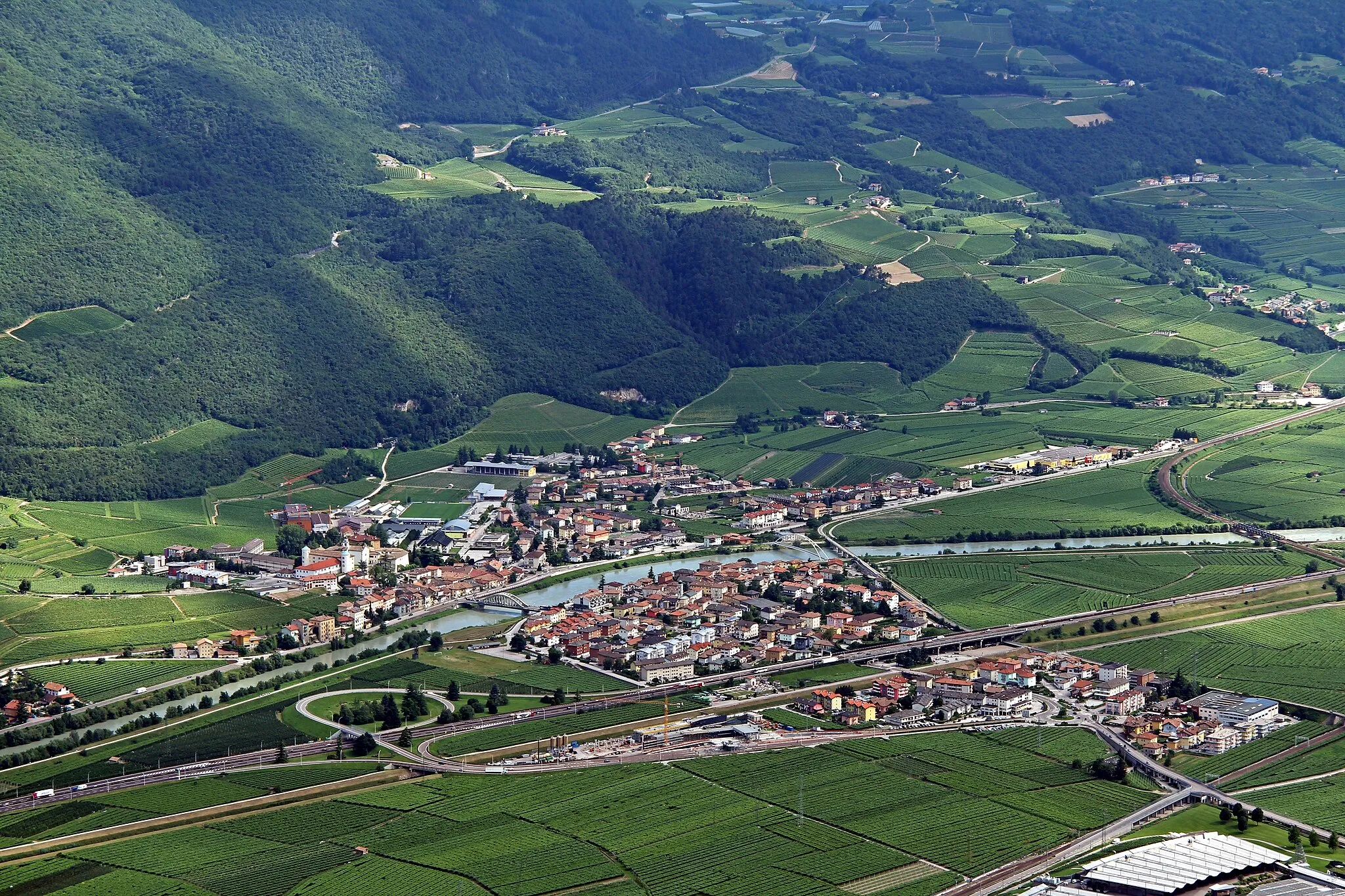 Photo showing: San Michele all'Adige (Italy): panoramic view of San Michele all'Adige from the upper station of the Mezzocorona cableway.