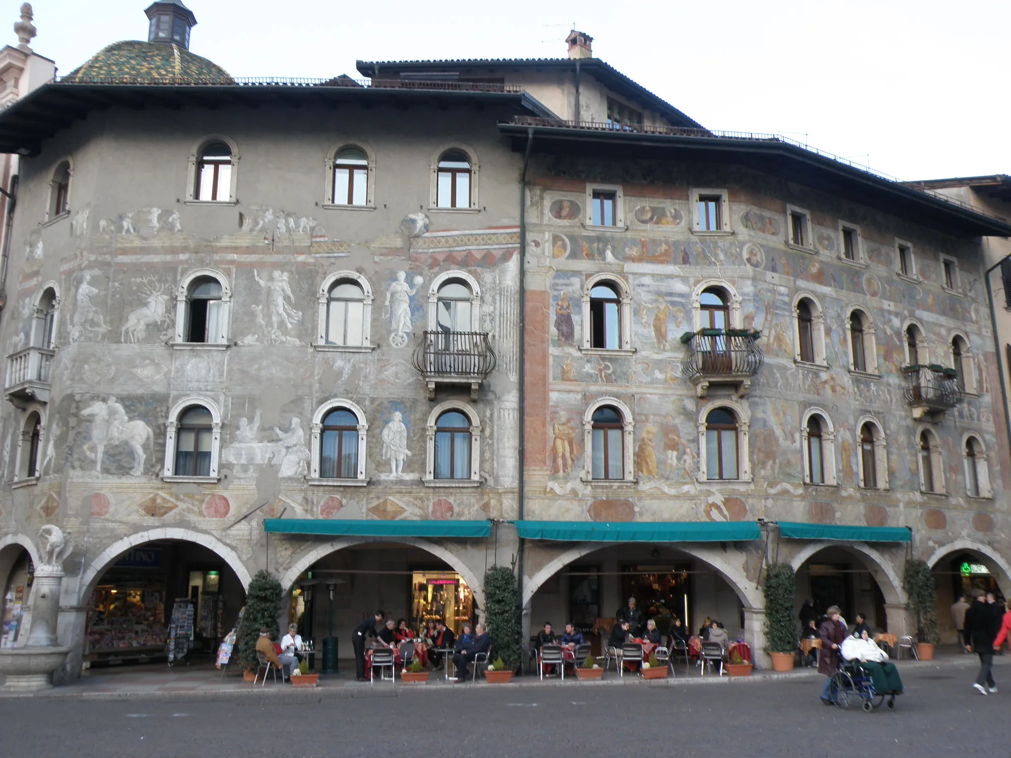 Photo showing: Cazuffi-Rella houses in Piazza Duomo, Trento, Italy.